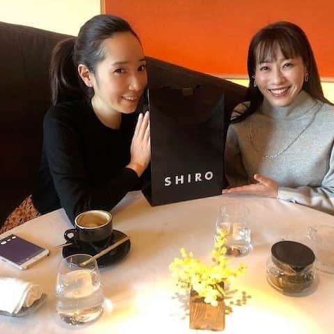 手島千尋のインスタグラム：「大好きな先輩。 2021年の年末に会えて 感染拡大前の新年に会えて。  年末年始 先輩に沢山会えて 幸せしかなかった。  コロナで変わった事は 人と会える事が幸せだと よりじるようになった。  数日後ではなくて。 会えるとなったら会う。  そんな マインドにかわりました。 オミクロンで感染者も 急激に増えていますね。  こうやって増えて行くと また人との関わりは難しく なっていきそう...。  だから一回が大切で幸せです。」