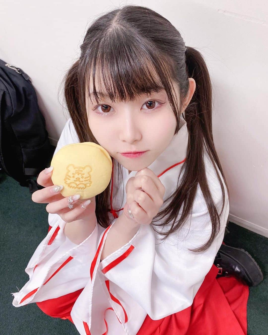 早﨑優奈さんのインスタグラム写真 - (早﨑優奈Instagram)「❤︎ ㅤ 寅 ㅤ ㅤ #どら焼き  #巫女」1月7日 23時00分 - hayasaki_yuna