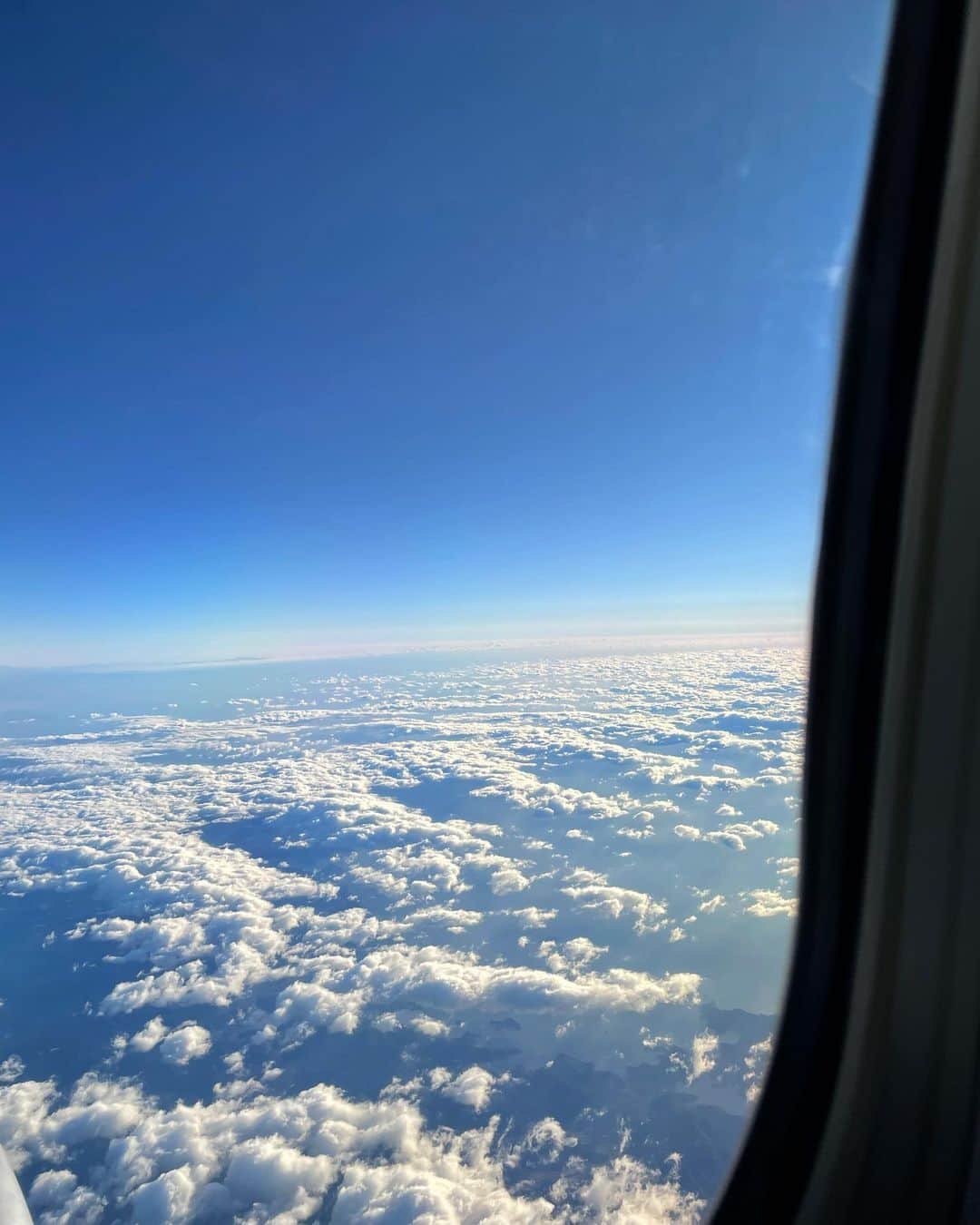 藩彩華のインスタグラム：「今日の飛行機内からの映像です📸 富士山も見えました🗻✨」