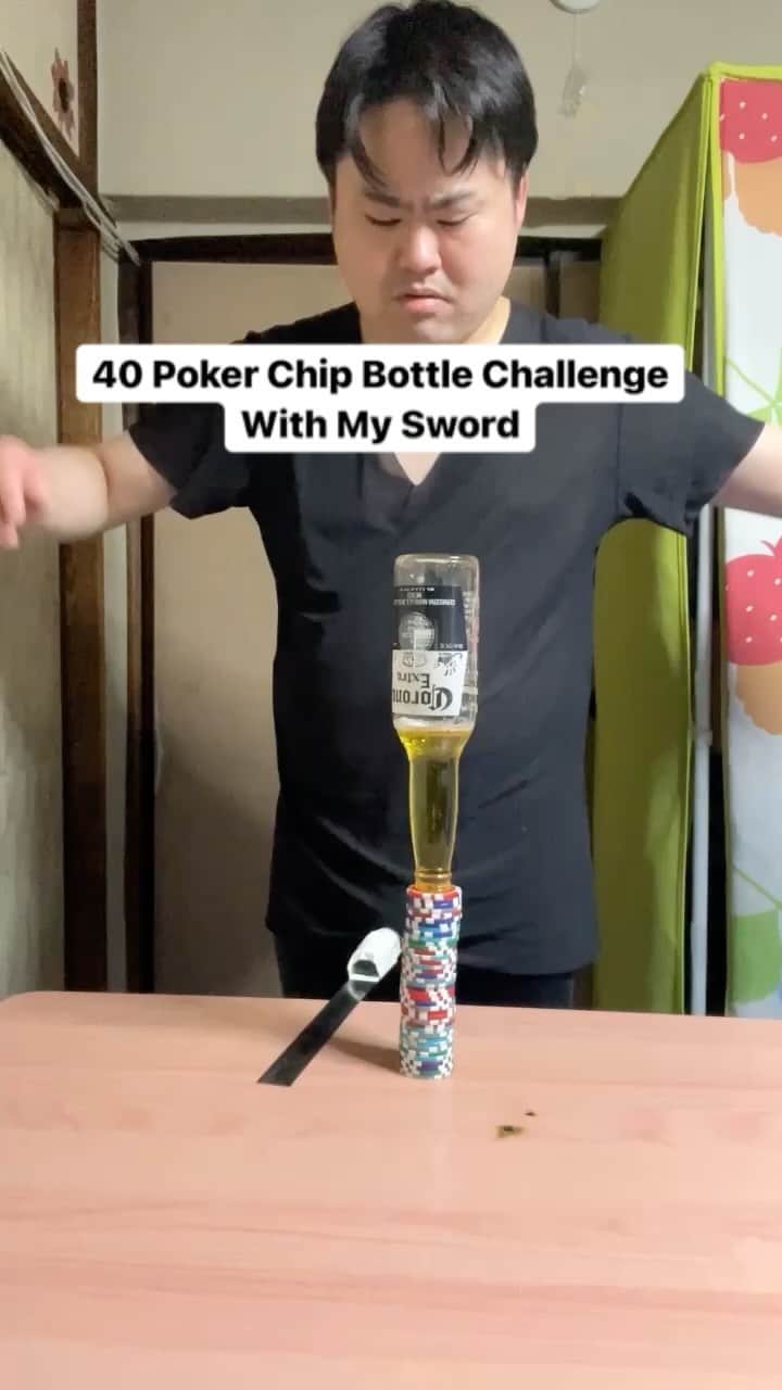 のインスタグラム：「【40 Poker Chip Bottle Challenge with my sword】 #ウエスP #かわいい #kawaii #mad #cool #skills #sword #casino #poker #よしもとリール劇場」