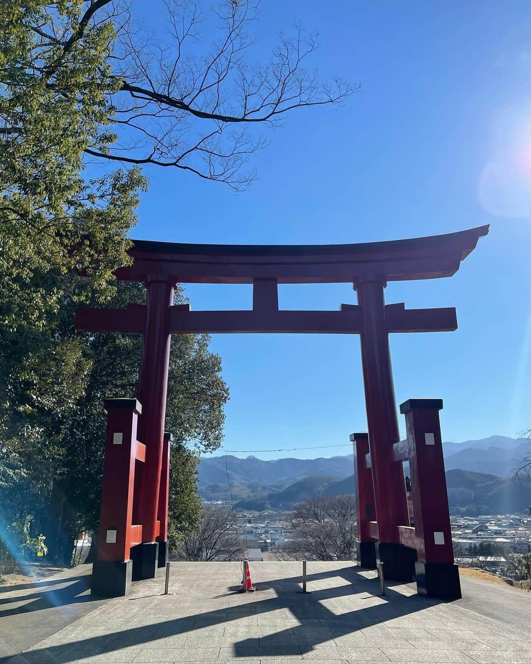 松本あゆ美さんのインスタグラム写真 - (松本あゆ美Instagram)「. 初詣は #一之宮貫前神社 へ🎍🎌  私の地元、群馬県富岡市にあり、 参道を下った場所に社殿がある "くだり参道"の神社なのです⛩ 珍しいですよね☺️  ご挨拶が遅くなりましたが、 今年もよろしくお願いいたします💓 そして皆さまにとって 笑ガオー🐯が絶えない一年になりますように💛 . . . #おみくじは大吉でした  #初詣⛩ #群馬県富岡市 #貫前神社  #ゆかりは古し貫前神社 #上毛かるた  #お天気お姉さんの日常」1月7日 23時28分 - ayumi_matsumoto_1124