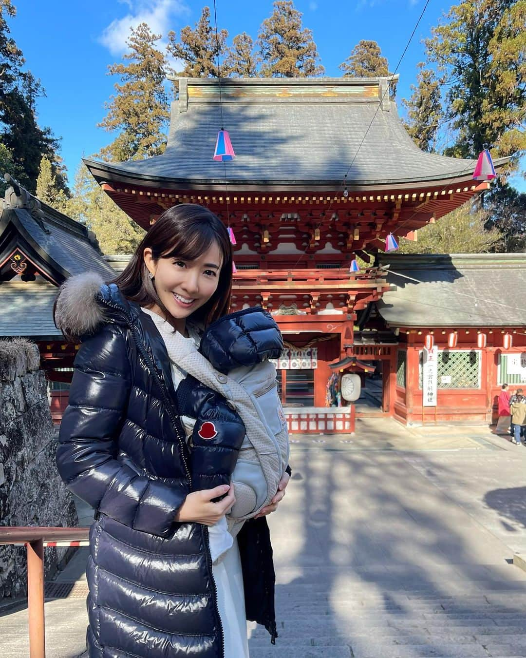 松本あゆ美のインスタグラム：「. 初詣は #一之宮貫前神社 へ🎍🎌  私の地元、群馬県富岡市にあり、 参道を下った場所に社殿がある "くだり参道"の神社なのです⛩ 珍しいですよね☺️  ご挨拶が遅くなりましたが、 今年もよろしくお願いいたします💓 そして皆さまにとって 笑ガオー🐯が絶えない一年になりますように💛 . . . #おみくじは大吉でした  #初詣⛩ #群馬県富岡市 #貫前神社  #ゆかりは古し貫前神社 #上毛かるた  #お天気お姉さんの日常」