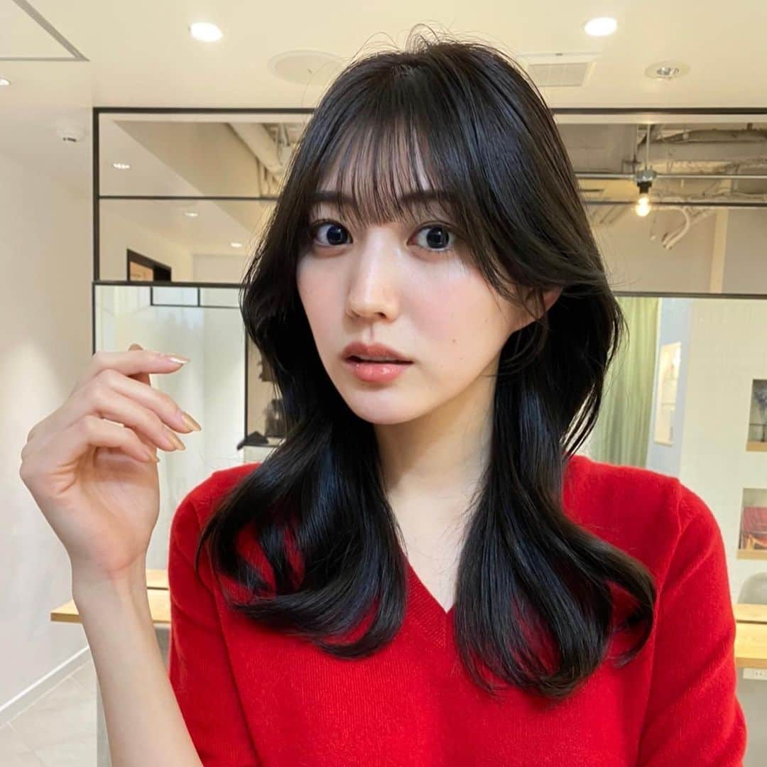 岩﨑名美さんのインスタグラム写真 - (岩﨑名美Instagram)「@tabesta_gram1206 はじめ💇‍♀️✂︎ ずっとベージュ系にしてたけどとにかくアッシュにしてとお願いしました🦥❤️‍🩹理想通り…… 顔まわりの天才と呼んでます😂笑笑 今年もよろしくお願いしますっ。  #美容院 はじめ #アッシュグレージュ #newhair」1月7日 23時46分 - nami_iwasaki