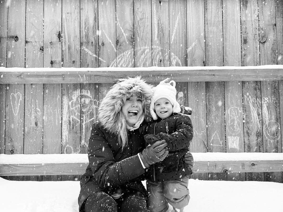 スペンサー・ロックのインスタグラム：「This day. These people.  #babysfirstsnow 🤍🤍🤍」