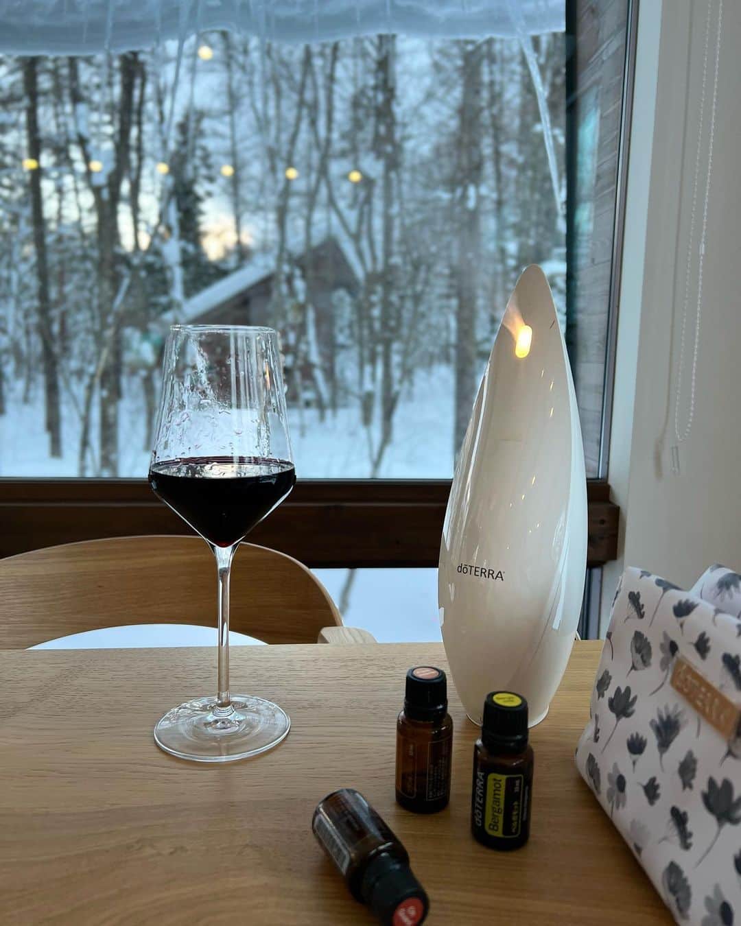 早見優さんのインスタグラム写真 - (早見優Instagram)「Enjoying the snow, wine, with some jazz music and frankincense  大好きな香りとワインとジャズ🎶  #jazz #frankincense #doterrajapan #snow #quiettime #フランキンセンス」1月8日 10時30分 - yuyuhayami