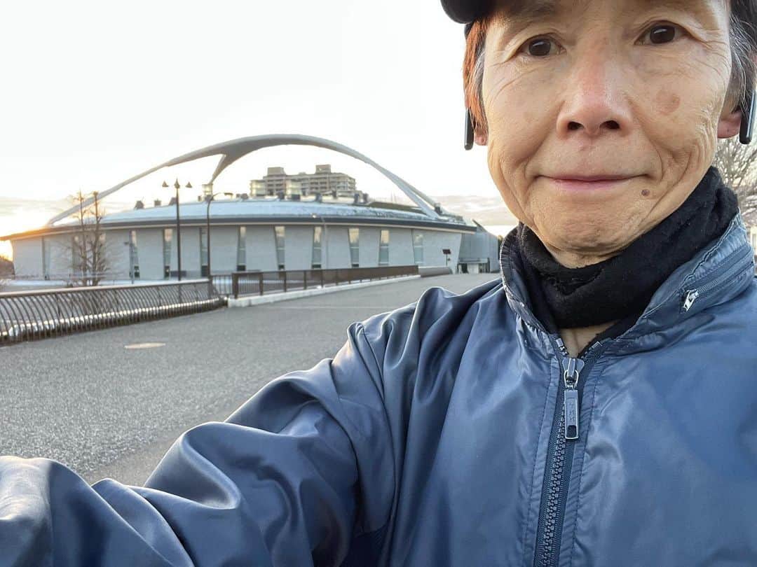 石倉洋子のインスタグラム：「7日朝　心の安定のため外での運動だけは続けています。continue w daily jog at the park for peace of mind..」