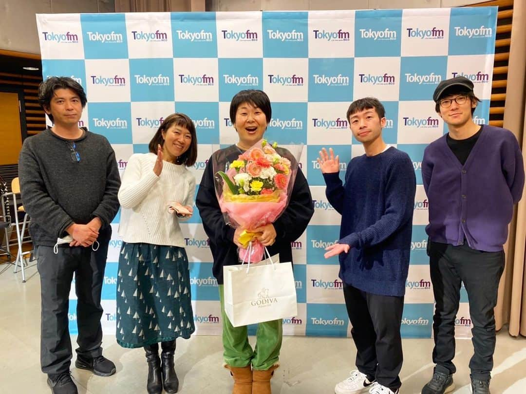 森三中さんのインスタグラム写真 - (森三中Instagram)「📻東京FM  ほけんの窓口　 森三中大島の それ、聞いてみたら？  毎週土曜日10:50-10:55放送 radiko／Audeeでも配信中です📶  今年もどうぞお聴きくださいませ〜🐯❤️  スタッフの皆さんに早めのお誕生日祝いをしていただきました〜🎉 いつも色んなお話が絶えない楽しい現場です😇  これからもよろしくお願いいたします🤲🏼  #森三中 #大島美幸 #ほけんの窓口 #それ聞いてみたら？ #東京FM #tfm #撮影の時だけマスク外しております」1月8日 10時44分 - morisanchustaff