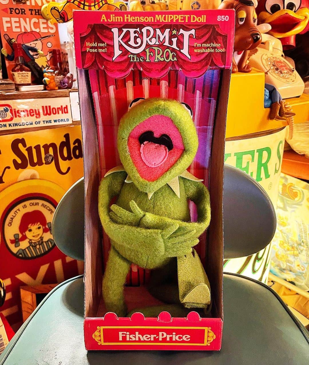 大川知英のインスタグラム：「76's Fisher Price Toys  MUPPETS Doll KERMIT The FROG 🐸 カーミットは知ってたがマペッツ見た事なかった が見たら良い作品で飾りたくなりなりずっぽし👨🏾ミスピギー居るからカーミットを一緒に🚬 箱付きはやはり飾ったらお最の高🤤 他のキャラもゆっくし集めようっと..upi🤡❗️ #fisherprice#tos#muppets#doll #kermitthefrog#76s#カーミット #マペッツ良い作品#ミスピギーとカーミット #箱付き最高#集めて行こう#2022もかませ #amecajiboys#takatsubase#アメトイ部 #YouTube#captain」