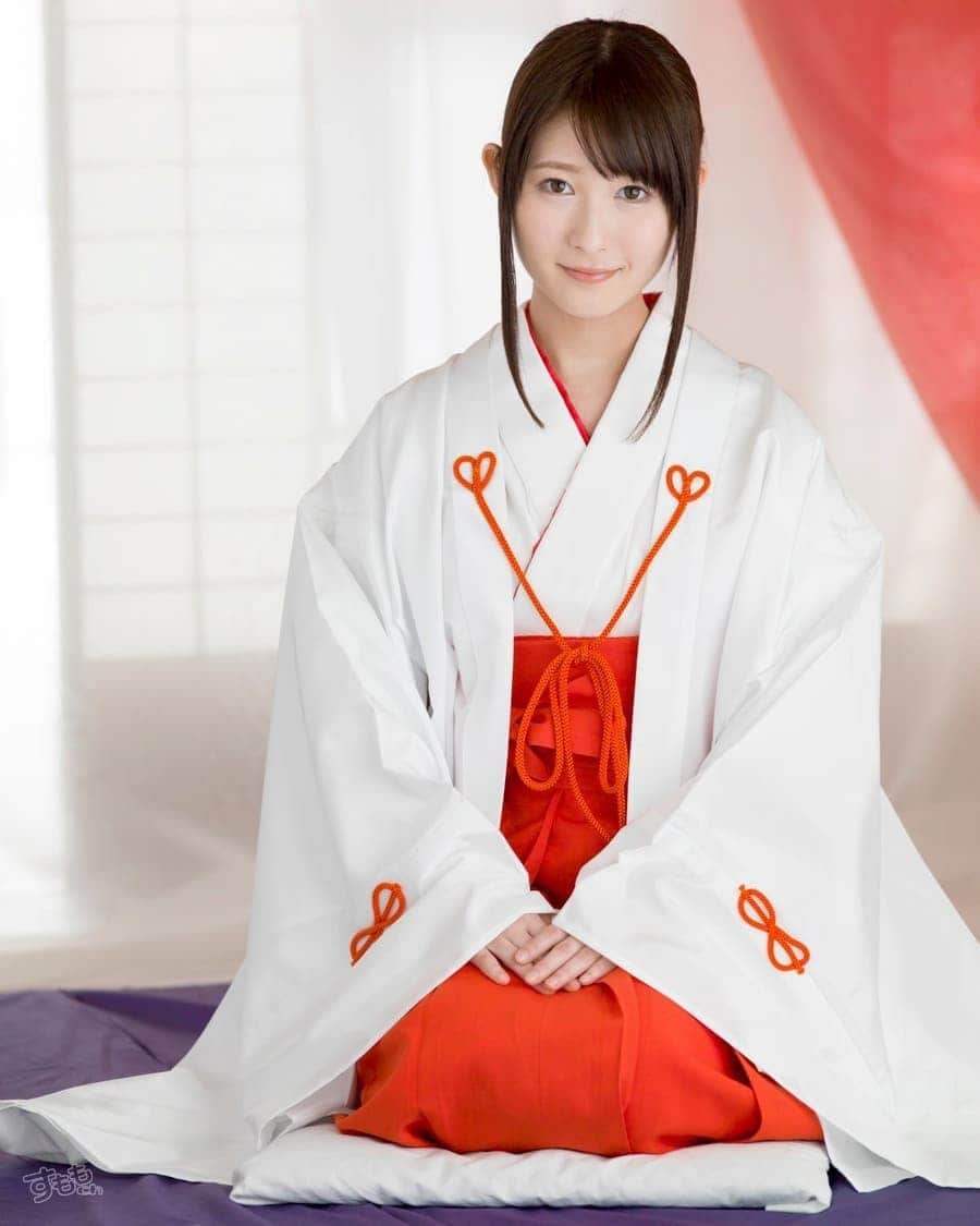 にょにょ（グラドルやAV女優を応援する垢）のインスタグラム：「#飛鳥りん ちゃん  1月8日のお誕生日おめでとう(・ω・)ノ🌴🎇🎆🎉🎂🎁🎉🎈 . . . #RinAsuka」