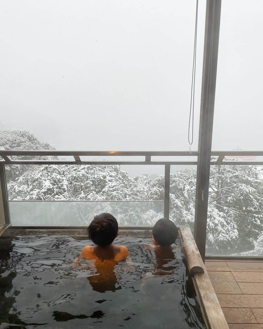 春名亜美さんのインスタグラム写真 - (春名亜美Instagram)「熱海の @atami_sekaie に宿泊してきました♨️  この日は珍しく東京に雪が積もった日☃️ 「息子達せっかくの雪遊び出来る機会だったのになー」と思いながら、到着すると熱海もこの雪景色❄️❄️❄️ 熱海に雪が積もる事なんてほぼないそうで、雪景色を見ながら入れる露天風呂はとてもラッキーでした♨️  ちなみに2枚目写真は翌日。 同じ場所とは思えないくらい、朝起きると雪が全て溶けて景色が変わってた☀️  お部屋の露天風呂も最高。 お食事も最高。 おまけに雪遊びまでできて、新年早々ラッキーでした💫 ・ ・ ・ #熱海せかいえ #せかいえ #熱海旅行 #子連れ旅行 #子連れ温泉 #露天風呂付き客室 #熱海 #熱海温泉 #sekaie #atamisekaie」1月8日 11時15分 - amiharunaami