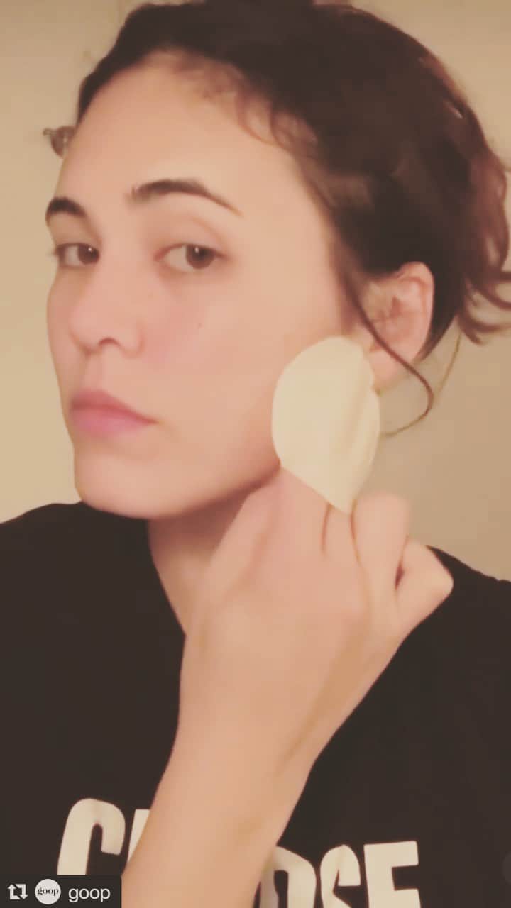 プリシラ・アーンのインスタグラム：「According to @goop I’ve achieved glow peel pro status! 🙋🏻‍♀️But seriously, I love my once a week ritual with a glow peel pad.  2 minutes of self care to ease a week’s worth of physical and emotional tension.   Other things I like to do to ease my mind and body: - take long baths - play the piano - drink Magnesiom @moonjuice  - color with my kids - play tennis - read “Finding The Mother Tree” - drink @getpotli honey tea - be in nature - read anything by Thich Nhat Hanh  - watch low stakes tv - cuddle  These are a few of my favorite things.   Music by @paniyolo   [a filter was used bc bad lighting]」