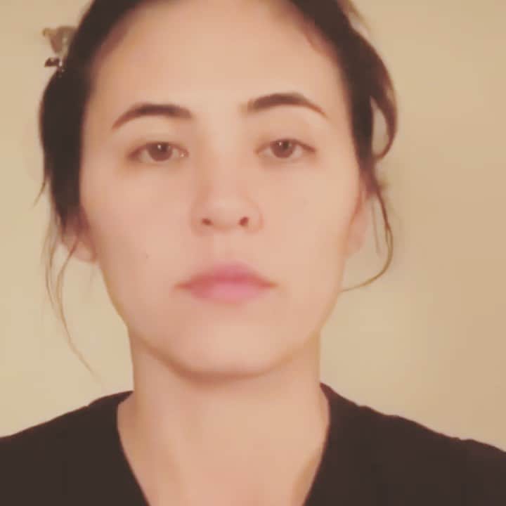 プリシラ・アーンのインスタグラム：「According to @goop I’ve achieved glow peel pro status! 🙋🏻‍♀️But seriously, I love my once a week ritual with a glow peel pad.  2 minutes of self care to ease a week’s worth of physical and emotional tension.   Other things I like to do to ease my mind and body: - take long baths - play the piano - drink Magnesiom @moonjuice  - color with my kids - play tennis - read “Finding The Mother Tree” - drink @getpotli honey tea - be in nature - read anything by Thich Nhat Hanh  - watch low stakes tv - cuddle  These are a few of my favorite things.   Music by @paniyolo   [a filter was used bc bad lighting]」