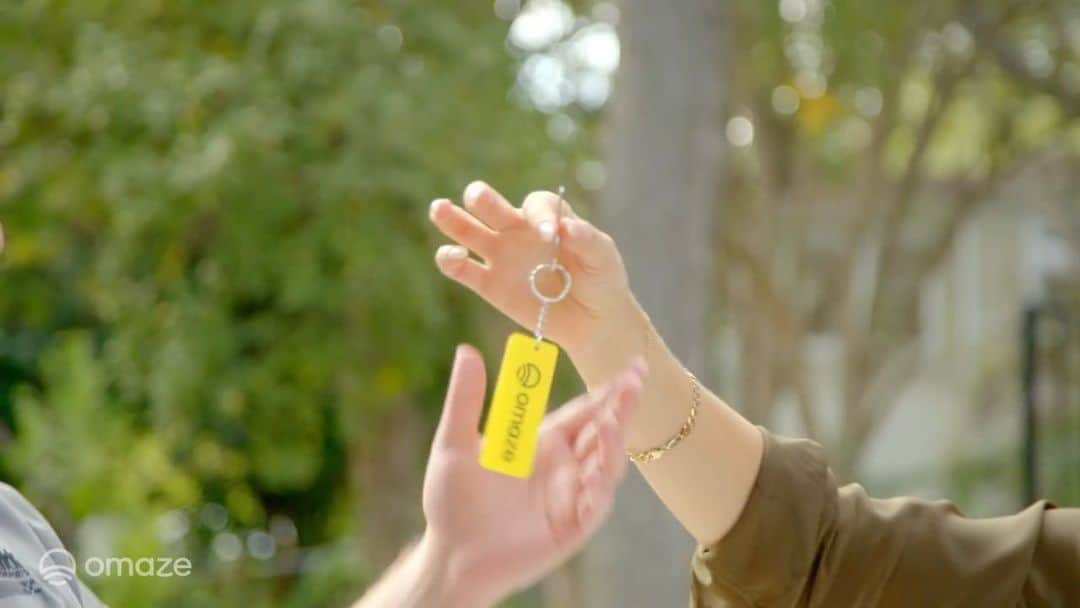 アシュリー・ハートのインスタグラム：「Golly @omaze is such an incredible company. Being apart of the gift that literally keeps on giving is such a thrilling and fulfilling experience. It's not everyday you get to surprise someone with the keys to their new home and celebrate the incredible impact the process had on the amazing work of @foldsofhonor 🎖 Thanks to the tremendous effort of the whole team to make this all possible and truly being one of the best days I think I've ever had on set. Here's to making more dreams come true in 2022!!!!」