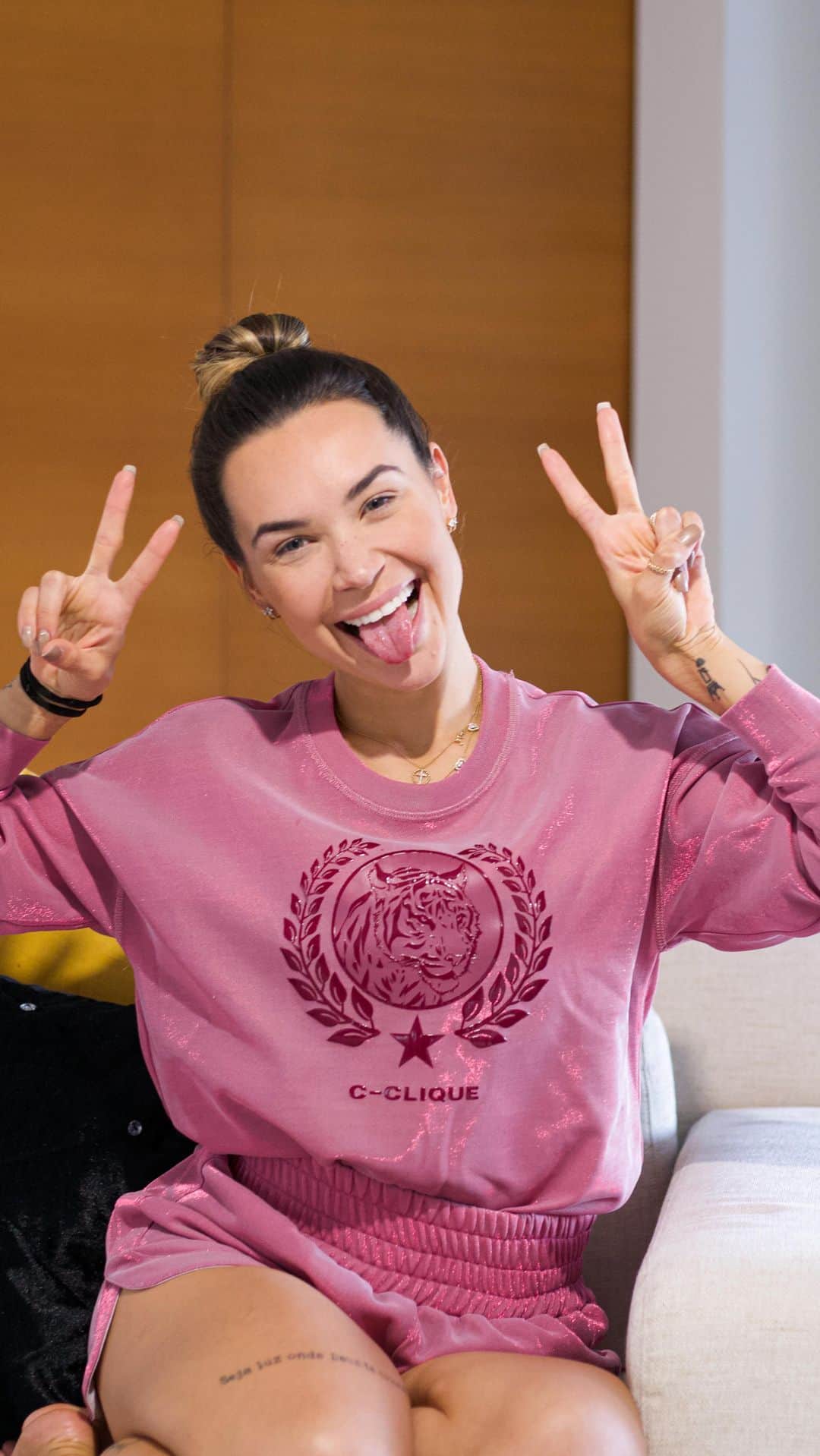 のインスタグラム：「A vergonha continua por aqui, mas me diverti com esse bate bola/ jogo rápido! 😊😉 e pro próximo o que vcs querem saber?! . . @aquiproduz」