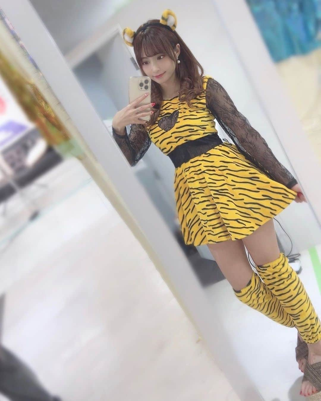 花咲れあさんのインスタグラム写真 - (花咲れあInstagram)「おはよう🐯 . また違うバージョンの虎です🌸 . おっぱい透けてる衣装← . チェキのサイン書き終わったので、届くまで待っててねo'ᆺ'o♥️ . ##グラビア #gravure #モデル #model #모델 #그라비아 #Cosplay #コスプレ #虎 #寅 #2022 #シースルー #花咲れあ #れあたん」1月8日 5時39分 - h_rea_0503