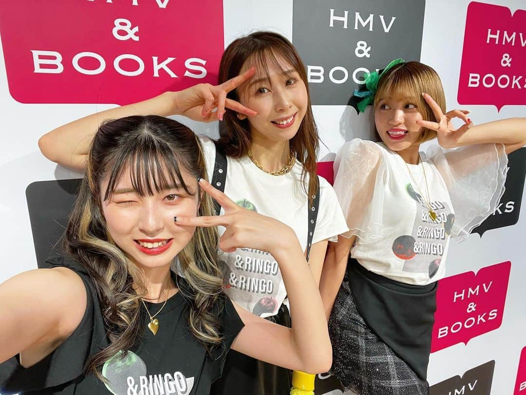 ジョナゴールドさんのインスタグラム写真 - (ジョナゴールドInstagram)「♥ タワーレコード梅田大阪マルビル店さん、HMV&BOOKS SHINSAIBASHI店さん、ありがとうございました☺️ ・ 予定されていたリリースイベントはこれにて無事に終了しました🐙 来てくださった皆さんも本当にありがとうございました！ またお会い出来る日を楽しみにしています💕 ・ ・ 彩香も青森でハッピィを頑張ってくれていたようですね🤗 アルプスもおつかれさま〜👏 ・ また大阪来れるように頑張るからねー😭 ばいばい👋 ♥ #タワーレコード #hmv #大阪 #osaka #リリイベ  #たこ焼きだけが心残り」1月8日 11時48分 - jonagold_0323