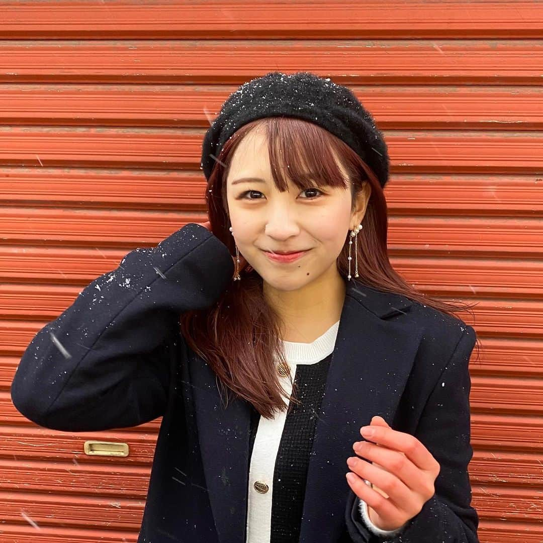 岡田美里のインスタグラム：「東京で大雪だった日、初詣に行ってきました☃️ 今年一年の健康と学業成就をお願いしてきました！！ おみくじは凶でしたが大丈夫です(?)  雪のせいか、楽しみにしていた屋台が出ていなくて、とてもとても悲しかった…🥲  3枚目はおニューの服をアピールしたかったけど、寒すぎて途中で諦めた人😵‍💫 指も真っ赤か！笑  コートとバッグ　@zara  ワンピース　@andrabbit_official  ピアス　@shein_japan  #初詣 #浅草寺 #健康第一 #浅草」