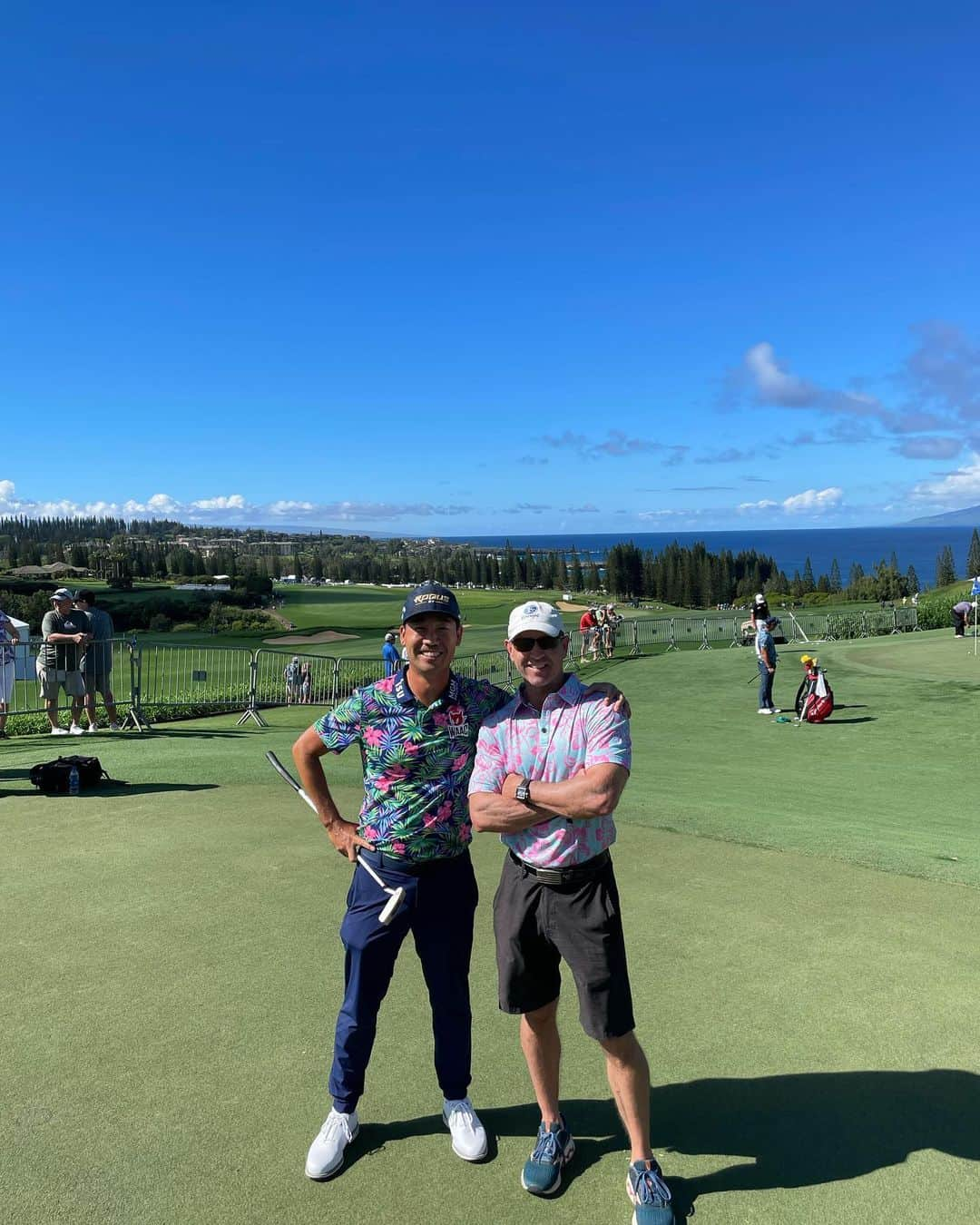 ケビン・ナのインスタグラム：「Such an amazing experience being at the Sentry Tournament of Champions with my trusted advisor and caddie @kharms27   #AlohaFriday🌺, I am partnering with @sentryinsurance_ to support local charities within the Maui community! #sentrytoc #sentrypartner」