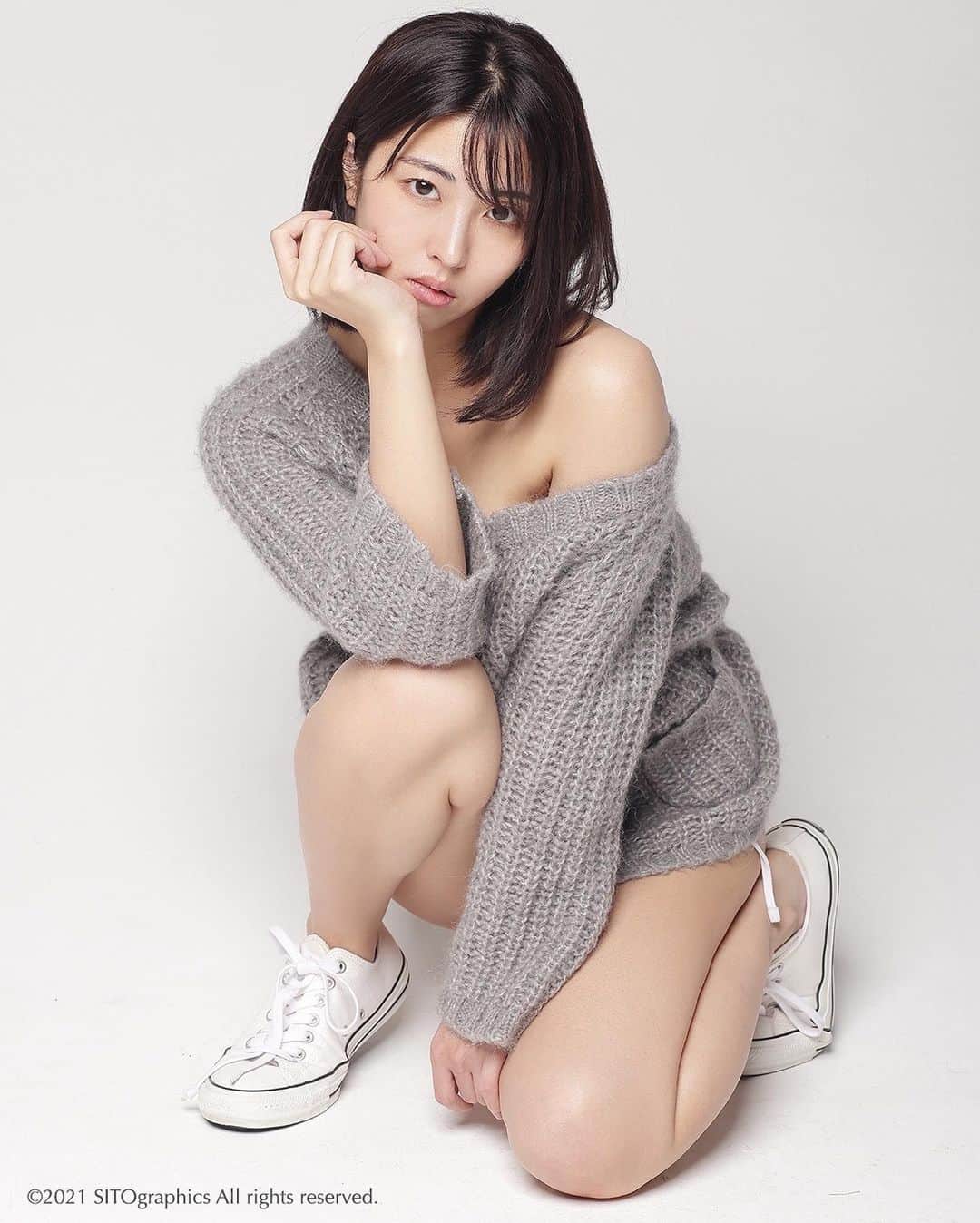 シト山口のインスタグラム：「なばなさん💕定番セーター2でパチリ📸  model なばな　@i_am_nabana  photo シト山口 @sito_yamaguchi  #model #make #fashion #hairmake  #photo #shoot  #instafollow #フォロー #いいね #モデル #美脚 #美人 #美肌 #美白 #小顔 #スタイル #ヘアメイク #メイク #ポートレート #ファッション #ビューティー #作品撮り  #女優  ©︎2022 SITO graphics All rights reserved.  シャドウバン対策で更新ストップしています🙇🏻‍♂️💕✨」