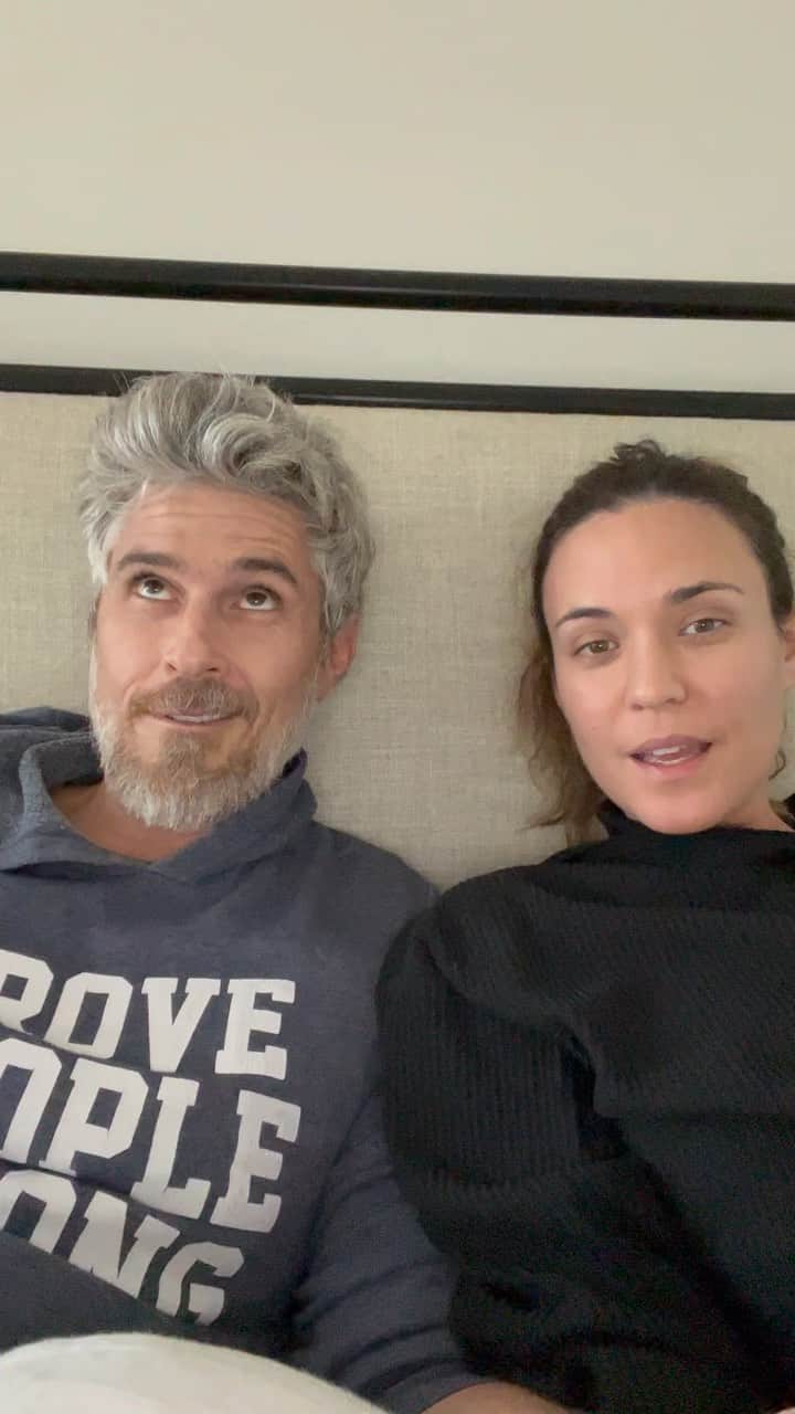 オデット・アナブルのインスタグラム：「We’re going LIVE with our couples therapy! Join Dave and I from our bed on Sunday night 8pm/c to talk about Marriaging. Cause we all know it’s a verb, not a noun. Send in your relationship/marriage questions below or have  some good old fashioned advice ready for us on Sunday night, Lord knows we can use it. See you then! #marriagingwithdaveandodie」