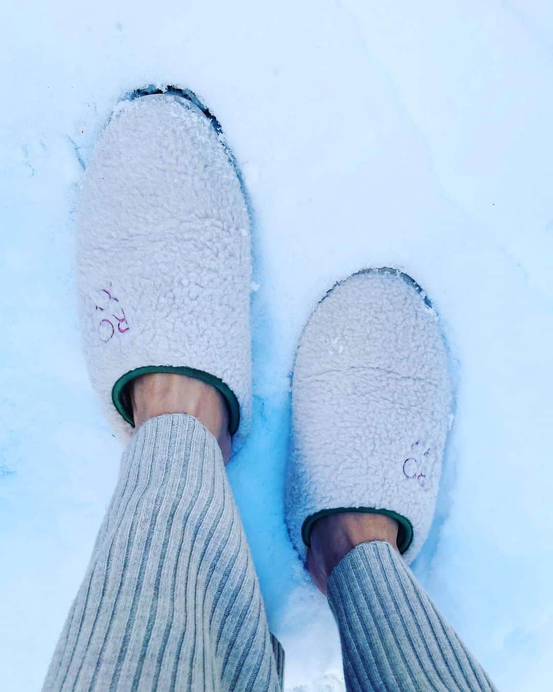 西内ひろのインスタグラム：「コンビニまでのお散歩👣　  ふわふわあったか💕  @roxyjapan   #roxy」