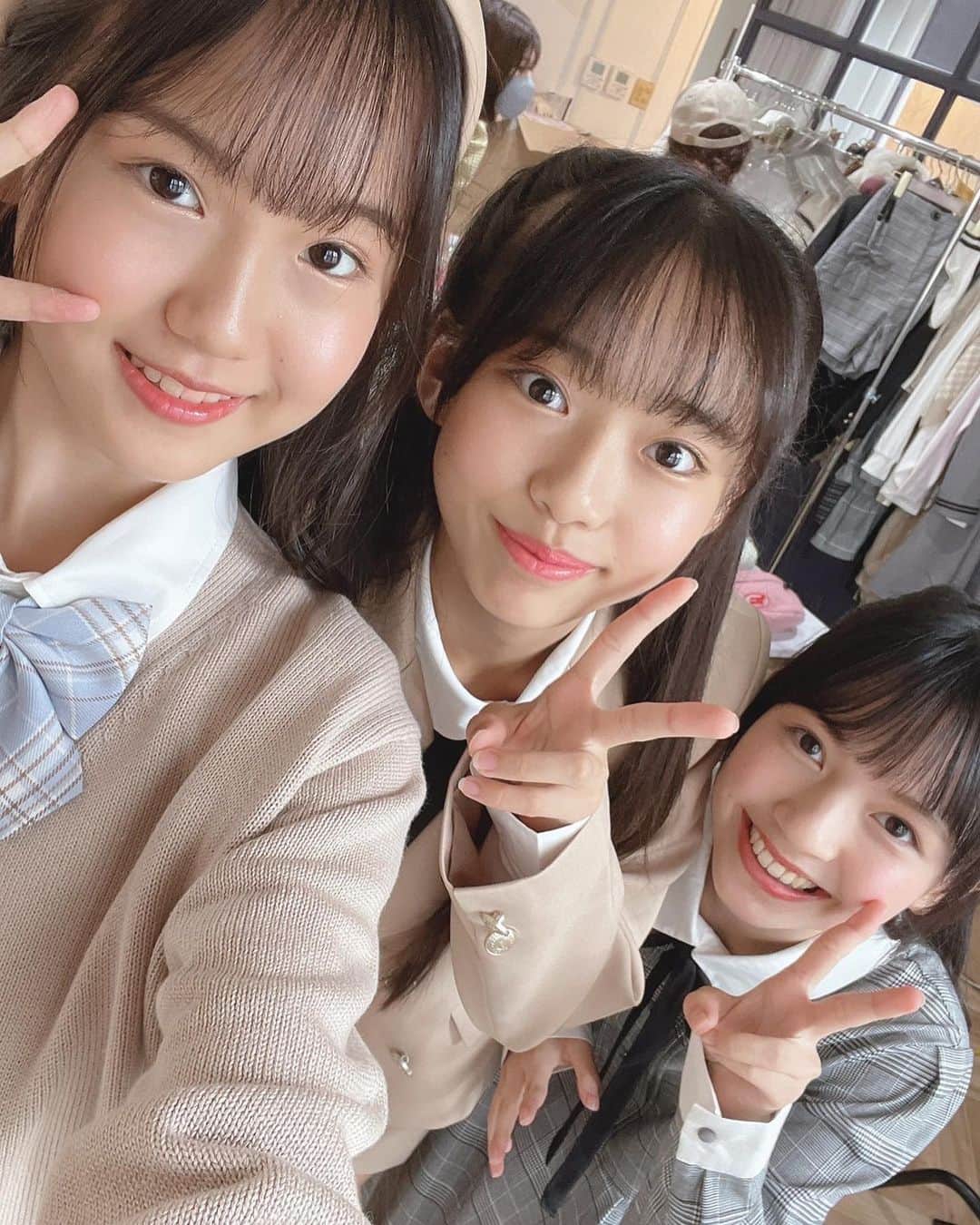 石田凛音のインスタグラム：「・ Cuugal2月号オフショット📷💜 ・ P52〜54の卒服撮影の時のオフショット❕ ・ 天気がめちゃくちゃ良くて撮影日和で 外での撮影が光盛れで最高でした🤩 ・ 卒服以外にも髪型とか靴とか卒業式での思い出写真の撮り方とか、参考になる情報盛り沢山なページだよ🤍 ・ あと可愛いが溢れすぎてるページ😽 お気に入り写真がありすぎる😻❕ ・ 卒業式関係ない子も写真の撮り方とか思い出作りの参考になるしぜひ隅々まで見てほしい😻❕ ・ #cuugal #キューーガル #キューガルモデル #オフショット #卒服 #光盛れ #映え写真」