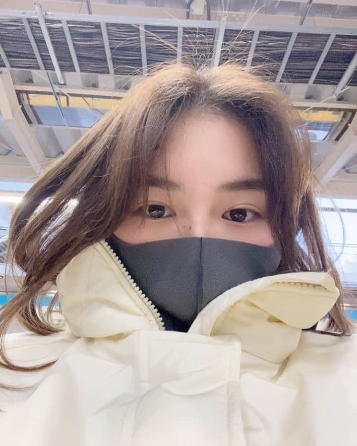 箭内夢菜のインスタグラム：「最近あんまりプライベートな写真載せてないなと思ったので 載せてみる🙄  #箭内家のタンス でも全然写ってないごめんなさい アウターはGUのメンズのやつです☺︎ 手袋もGU 2wayのやつ︎☺︎」