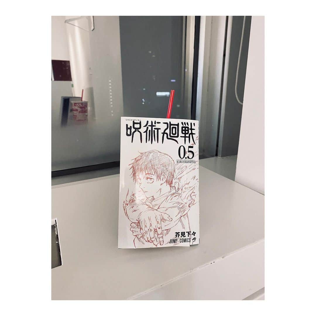MINAのインスタグラム：「. 呪術廻戦0めっちゃ面白かった、、、 0.5欲しかったので嬉しい🤦🏻‍♀️ ジュースに立てかけました🥤 #呪術廻戦 #jjk」
