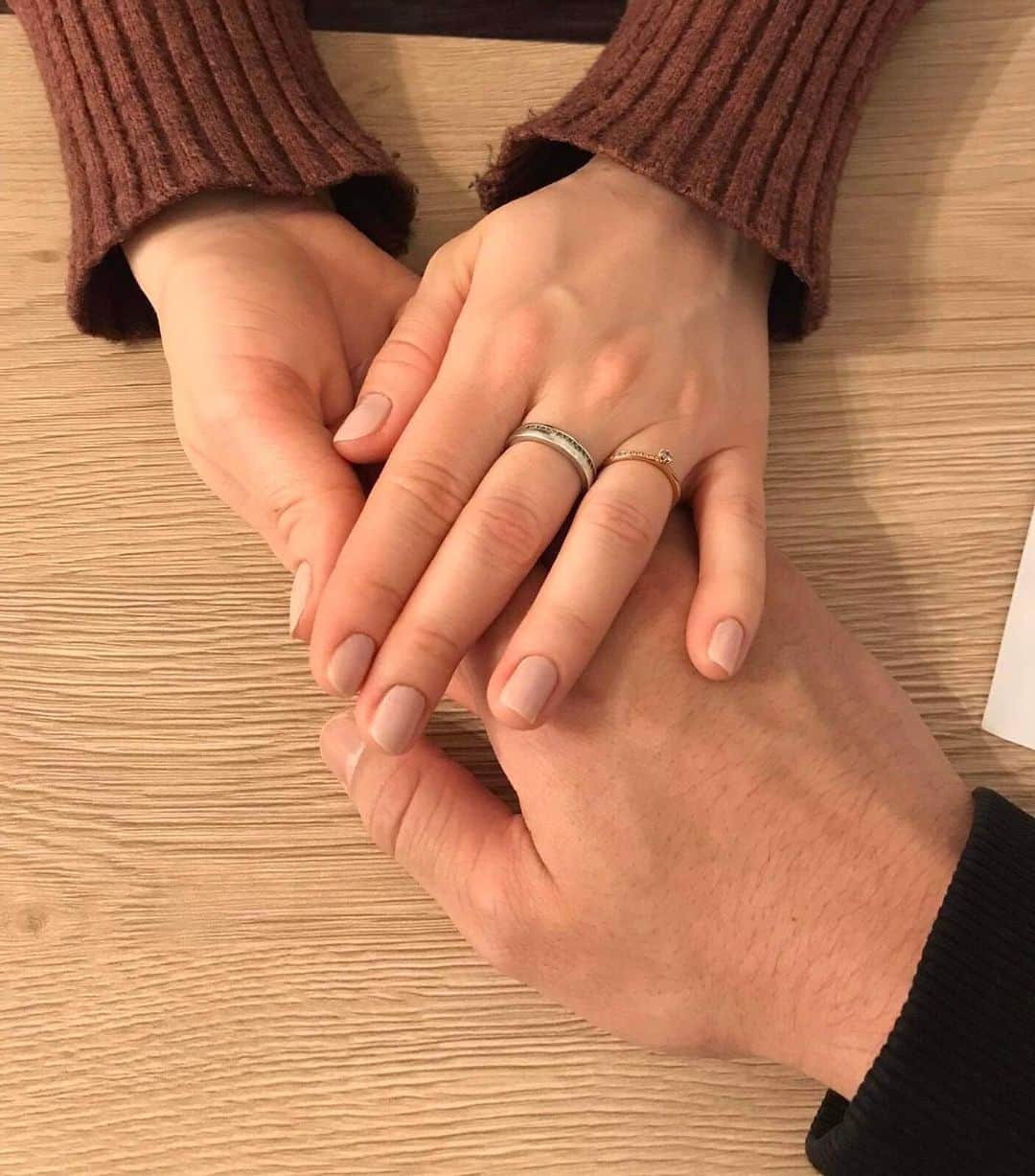 小澤竜己のインスタグラム：「少し遅くなりましたが明けましておめでとうございます。  先日2年間同棲している彼女と婚約しました。  約2年前から一緒に住みだしてすぐにコロナが始まり、大変なことも多々ありましたが、2人で一緒に話し合い助け合いながら乗り越えてきました。  国際結婚ということでこれからも簡単にいかないことが多々あるとは思いますが、これからも2人で協力しながら、そして自分が先頭に立って彼女を守っていかないといけないと思っています。  サッカーの方はこの数ヶ月だいぶ足を悪くしていて、プレー出来てもあと少しかなとは思っています。やれるところまで自分らしく大好きなサッカーを全力でやり切りたいと思います。  今年はかなり変化のある年になります！ 今年もどうぞ皆さんよろしくお願いします‼︎  そして母国青森山田、決勝も頑張れー‼︎」