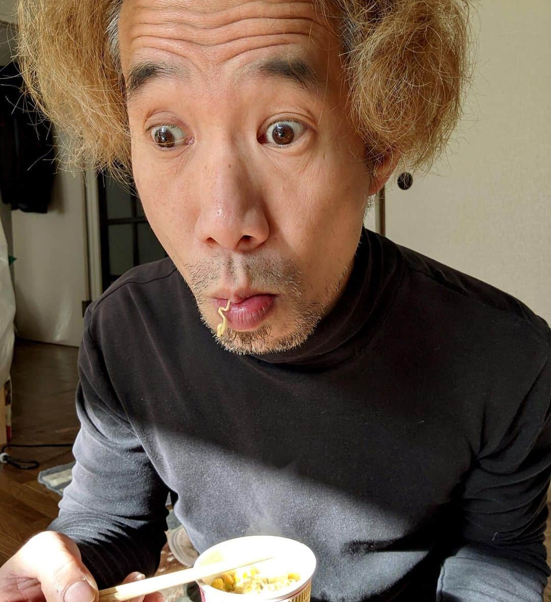 伊藤英明のインスタグラム：「#佐藤英典 さんありがとうございました！笑 名前も半分一緒だ。佐藤英典伊藤英明。 #helookslikeme #ilooklikehim   https://rocketnews24.com/2022/01/07/1587782/amp/」