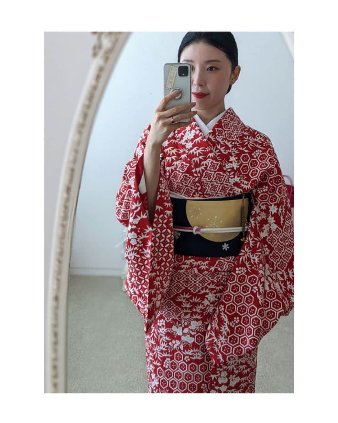 川村亜紀さんのインスタグラム写真 - (川村亜紀Instagram)「今期、一番お気に入りの小紋にお月様が綺麗な帯を合わせました❄️🌕⛄️ ＊鏡に向かい撮影しておりますゆえ、反転して写っております。 #歌舞伎 をはじめ #お着物 や #日本の伝統 が長く守られ受け継がれますように。 #kimono #kimonocordinate #japanesekimono #japanesetradition #beautifultradition #lovekimono  #instakimono #기모노  #お着物 #日本の伝統 #お着物コーディネート #着物コーディネート  #お着物と帯 #お着物の魅力  #袷 #袷の季節 #小紋コーディネート #呉服に志田 さん #名古屋帯 #染帯 #長吉呉服店 さん #亜紀の和装記録」1月8日 20時05分 - _aki1015_