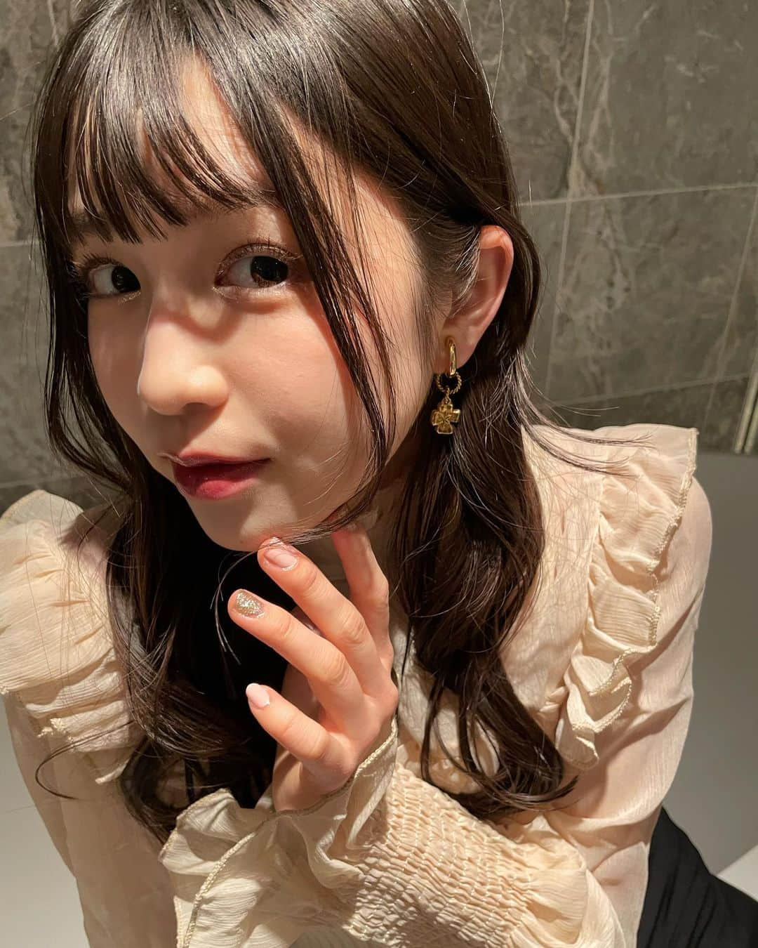 町田恵里那さんのインスタグラム写真 - (町田恵里那Instagram)「☁︎☽ クリスマスプレゼントでもらった 可愛いイヤリング👼🏻❤︎ ⁡ ⁡ こうゆうシンプルなのが 1番使いやすくて大好き 〜 ⌯ ' ᵕ ' ⌯ 𖤐⸒⸒ ⁡ ⁡ ・・・ 一昨日は雪だったね！⛄️ 久しぶりで嬉しかった⸝⸝⸝⸝⸝ ♥️ 次の日お友達と雪遊びしたよ ~ ︎︎（◜𖥦◝ ）♬︎ ⁡ ⁡ ⁡ ⁡ ⁡ ⁡ ⁡ ⁡ #エリナパレット #町田恵里那 #frenchgirly #フレンチガーリー #ガーリーコーデ #earring #イヤリング #epine #épine #エピヌ #17kg #イチナナキログラム #イチナナ」1月8日 20時19分 - machida_erina122