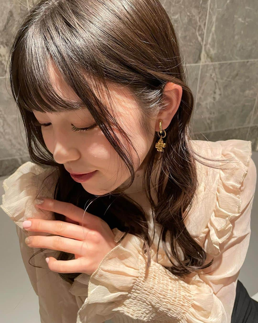 町田恵里那さんのインスタグラム写真 - (町田恵里那Instagram)「☁︎☽ クリスマスプレゼントでもらった 可愛いイヤリング👼🏻❤︎ ⁡ ⁡ こうゆうシンプルなのが 1番使いやすくて大好き 〜 ⌯ ' ᵕ ' ⌯ 𖤐⸒⸒ ⁡ ⁡ ・・・ 一昨日は雪だったね！⛄️ 久しぶりで嬉しかった⸝⸝⸝⸝⸝ ♥️ 次の日お友達と雪遊びしたよ ~ ︎︎（◜𖥦◝ ）♬︎ ⁡ ⁡ ⁡ ⁡ ⁡ ⁡ ⁡ ⁡ #エリナパレット #町田恵里那 #frenchgirly #フレンチガーリー #ガーリーコーデ #earring #イヤリング #epine #épine #エピヌ #17kg #イチナナキログラム #イチナナ」1月8日 20時19分 - machida_erina122