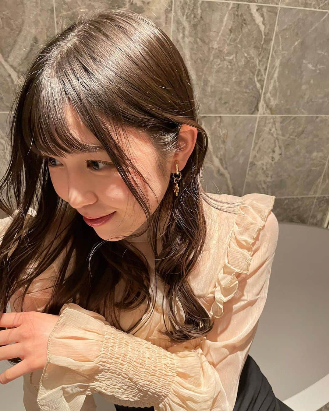 町田恵里那さんのインスタグラム写真 - (町田恵里那Instagram)「☁︎☽ クリスマスプレゼントでもらった 可愛いイヤリング👼🏻❤︎ ⁡ ⁡ こうゆうシンプルなのが 1番使いやすくて大好き 〜 ⌯ ' ᵕ ' ⌯ 𖤐⸒⸒ ⁡ ⁡ ・・・ 一昨日は雪だったね！⛄️ 久しぶりで嬉しかった⸝⸝⸝⸝⸝ ♥️ 次の日お友達と雪遊びしたよ ~ ︎︎（◜𖥦◝ ）♬︎ ⁡ ⁡ ⁡ ⁡ ⁡ ⁡ ⁡ ⁡ #エリナパレット #町田恵里那 #frenchgirly #フレンチガーリー #ガーリーコーデ #earring #イヤリング #epine #épine #エピヌ #17kg #イチナナキログラム #イチナナ」1月8日 20時19分 - machida_erina122