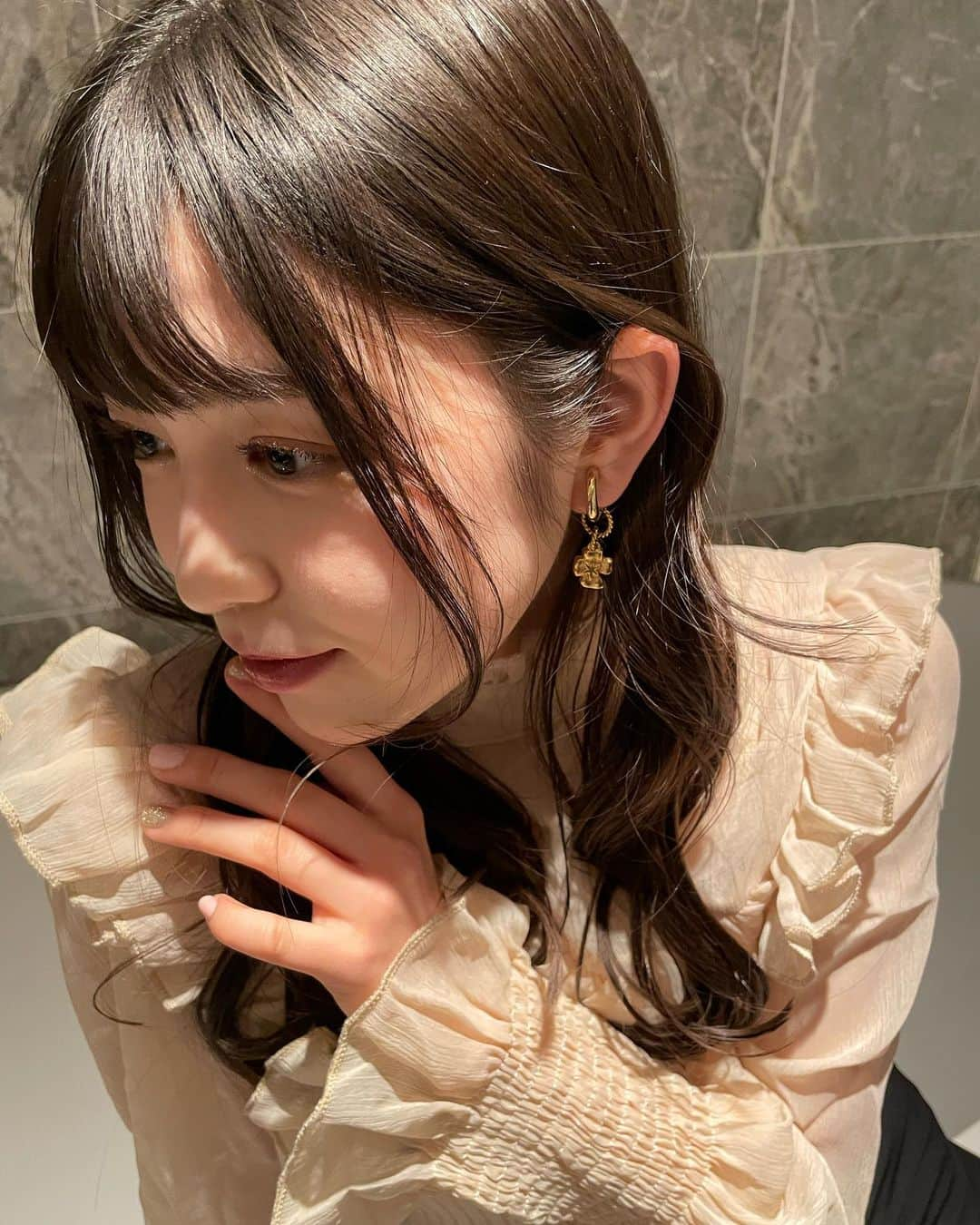 町田恵里那さんのインスタグラム写真 - (町田恵里那Instagram)「☁︎☽ クリスマスプレゼントでもらった 可愛いイヤリング👼🏻❤︎ ⁡ ⁡ こうゆうシンプルなのが 1番使いやすくて大好き 〜 ⌯ ' ᵕ ' ⌯ 𖤐⸒⸒ ⁡ ⁡ ・・・ 一昨日は雪だったね！⛄️ 久しぶりで嬉しかった⸝⸝⸝⸝⸝ ♥️ 次の日お友達と雪遊びしたよ ~ ︎︎（◜𖥦◝ ）♬︎ ⁡ ⁡ ⁡ ⁡ ⁡ ⁡ ⁡ ⁡ #エリナパレット #町田恵里那 #frenchgirly #フレンチガーリー #ガーリーコーデ #earring #イヤリング #epine #épine #エピヌ #17kg #イチナナキログラム #イチナナ」1月8日 20時19分 - machida_erina122