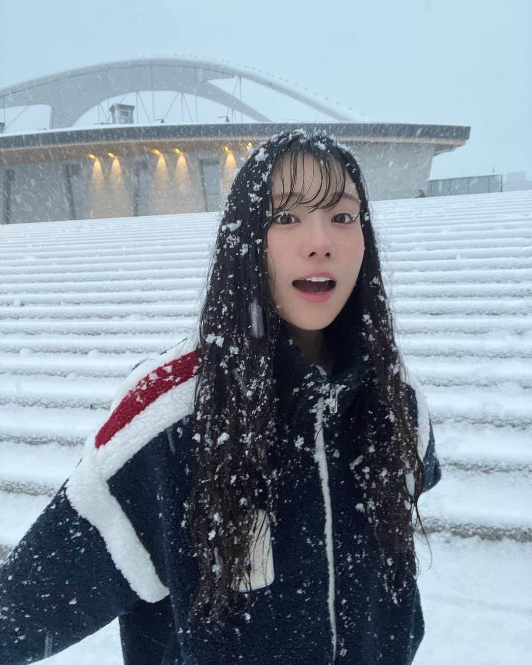 重盛さと美さんのインスタグラム写真 - (重盛さと美Instagram)「❄️❄️🥶🤯😳😍⛄️🌨❄️ ここはどこ？ 東京じゃないみたい！😆😮‍💨⚡️  @k_i_h_o_ に、 雪やけん傘いらんよー！😉 って言われたんやけど、 絶対にいったよね？☹️🙄☂️（笑）  オーバーサイズでモコモコかわいいアウターは @eyarn.jp だよん⛄️💙❤️」1月8日 20時30分 - satomi_shigemori