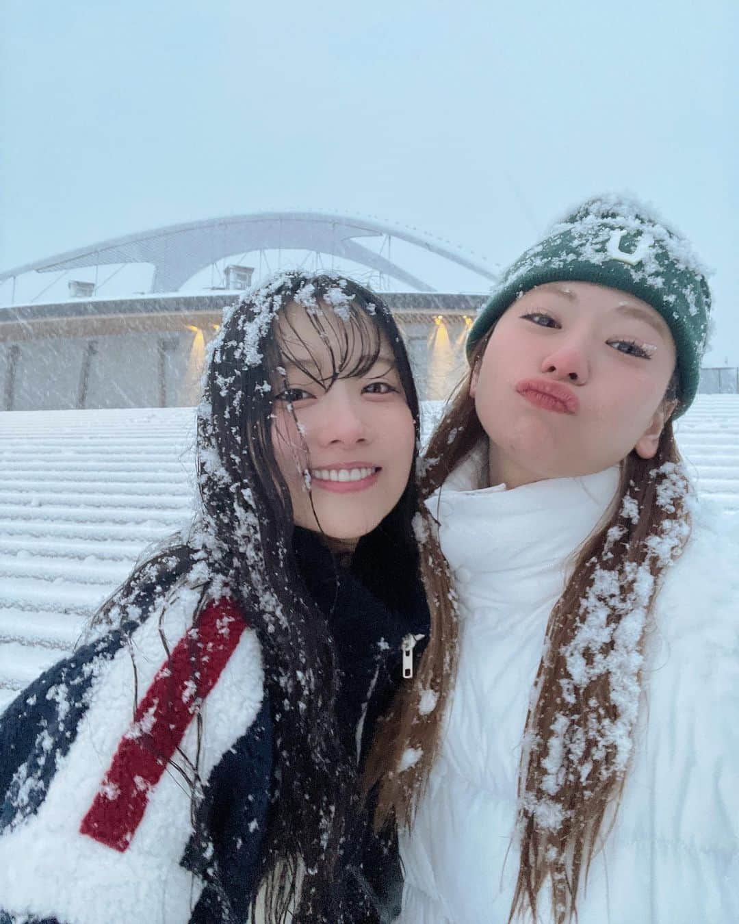 重盛さと美さんのインスタグラム写真 - (重盛さと美Instagram)「❄️❄️🥶🤯😳😍⛄️🌨❄️ ここはどこ？ 東京じゃないみたい！😆😮‍💨⚡️  @k_i_h_o_ に、 雪やけん傘いらんよー！😉 って言われたんやけど、 絶対にいったよね？☹️🙄☂️（笑）  オーバーサイズでモコモコかわいいアウターは @eyarn.jp だよん⛄️💙❤️」1月8日 20時30分 - satomi_shigemori