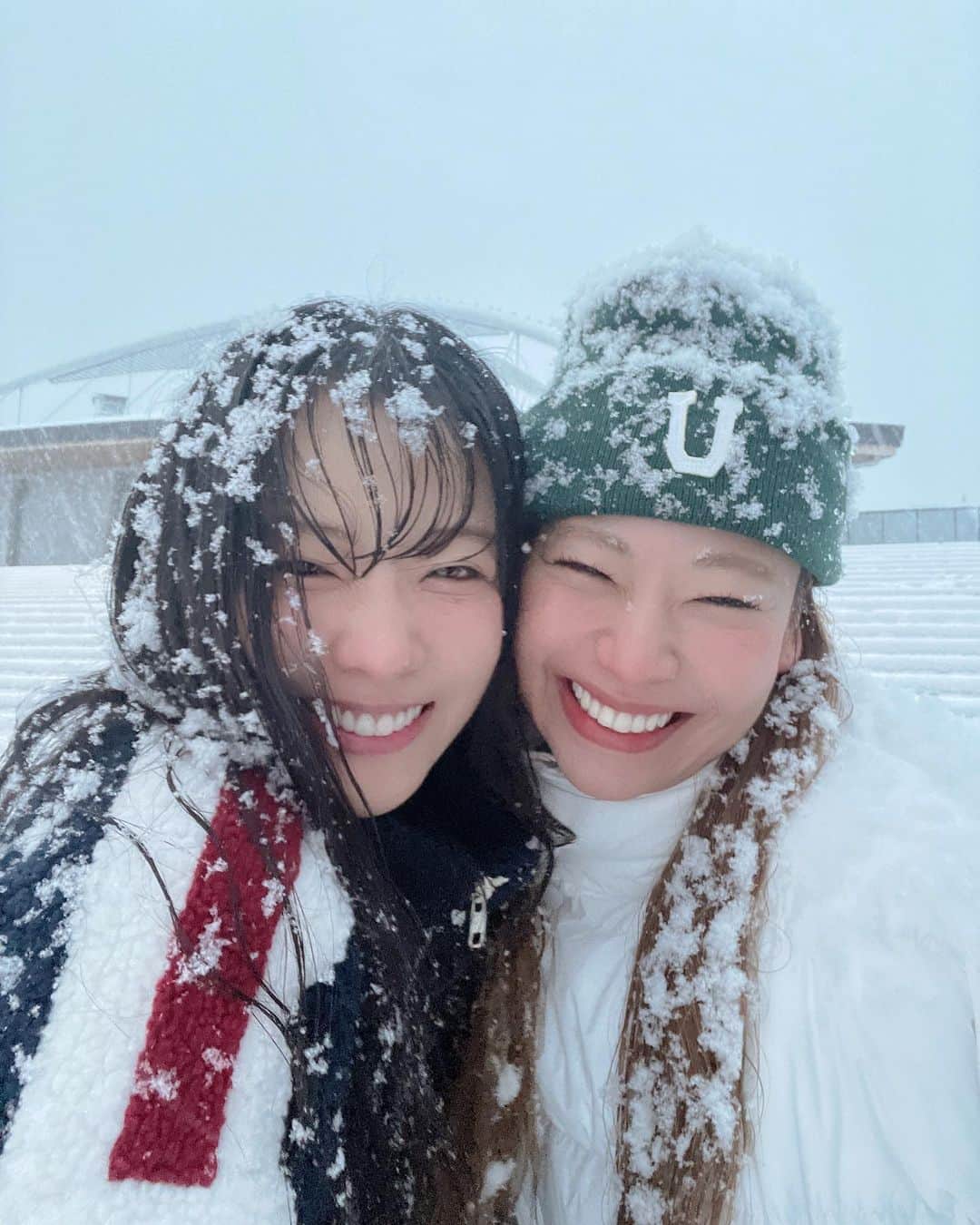 重盛さと美さんのインスタグラム写真 - (重盛さと美Instagram)「❄️❄️🥶🤯😳😍⛄️🌨❄️ ここはどこ？ 東京じゃないみたい！😆😮‍💨⚡️  @k_i_h_o_ に、 雪やけん傘いらんよー！😉 って言われたんやけど、 絶対にいったよね？☹️🙄☂️（笑）  オーバーサイズでモコモコかわいいアウターは @eyarn.jp だよん⛄️💙❤️」1月8日 20時30分 - satomi_shigemori