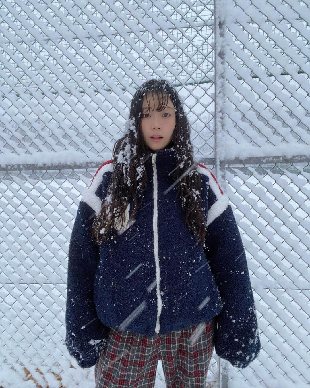 重盛さと美さんのインスタグラム写真 - (重盛さと美Instagram)「❄️❄️🥶🤯😳😍⛄️🌨❄️ ここはどこ？ 東京じゃないみたい！😆😮‍💨⚡️  @k_i_h_o_ に、 雪やけん傘いらんよー！😉 って言われたんやけど、 絶対にいったよね？☹️🙄☂️（笑）  オーバーサイズでモコモコかわいいアウターは @eyarn.jp だよん⛄️💙❤️」1月8日 20時30分 - satomi_shigemori