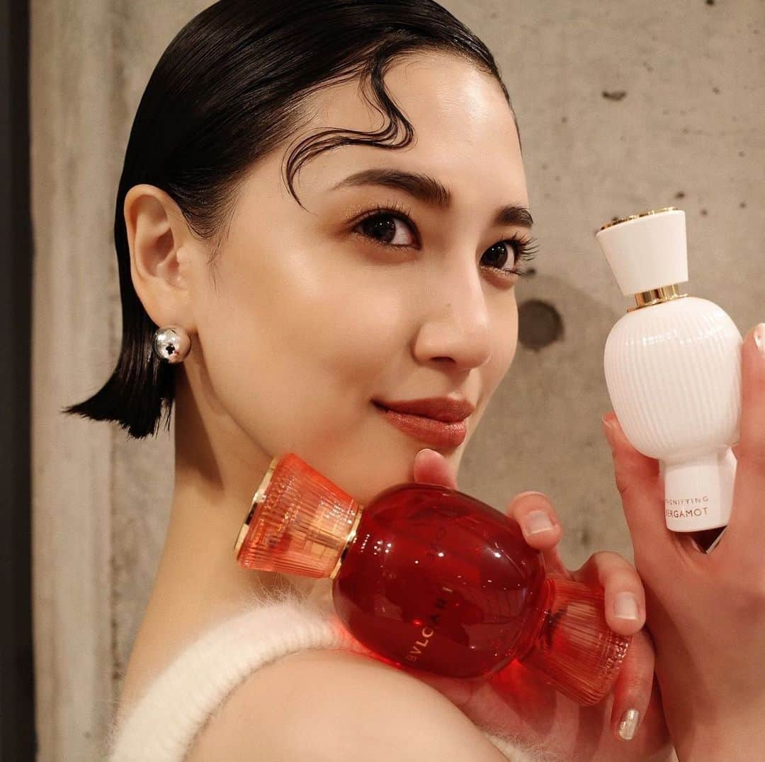 藤井夏恋さんのインスタグラム写真 - (藤井夏恋Instagram)「Bvlgari Allegra 今年も素敵な香りを纏っていきたい。 2022年はこちらの香水からスタートしたいと思います🤍✨  #bvlgariparfums  #bvlgariallegra  #MagnifyingBergamot #ブルガリアレーグラ」1月8日 20時50分 - fujiikaren_official