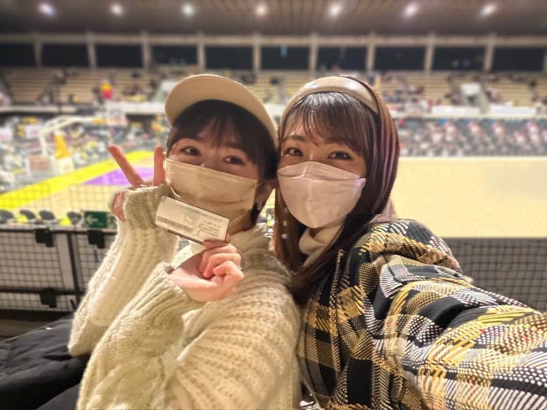 白戸ゆめのさんのインスタグラム写真 - (白戸ゆめのInstagram)「🏀 . ななみんと一緒に B1初観戦してきました〜🤗 渋谷と川崎のシーズン初マッチは渋谷の勝利🔥 . 今年はここまで勝率100%😇💛 2022年の白戸は違いますよ？笑 . コロナの観戦拡大でオールスターも中止になり、 リーグ戦も相次いで中止に💦 滑り込みの観戦となりました😭 でもとっても楽しかったー💫 . #渋谷サンロッカーズ #渋谷 #川崎ブレイブサンダース #川崎 #bリーグ #バスケ #b1 #サンディー #マスコット  #熱血バスケ #バスケ好きな人と繋がりたい  #チームカラー意識したコート」1月8日 20時56分 - yumeno.s_