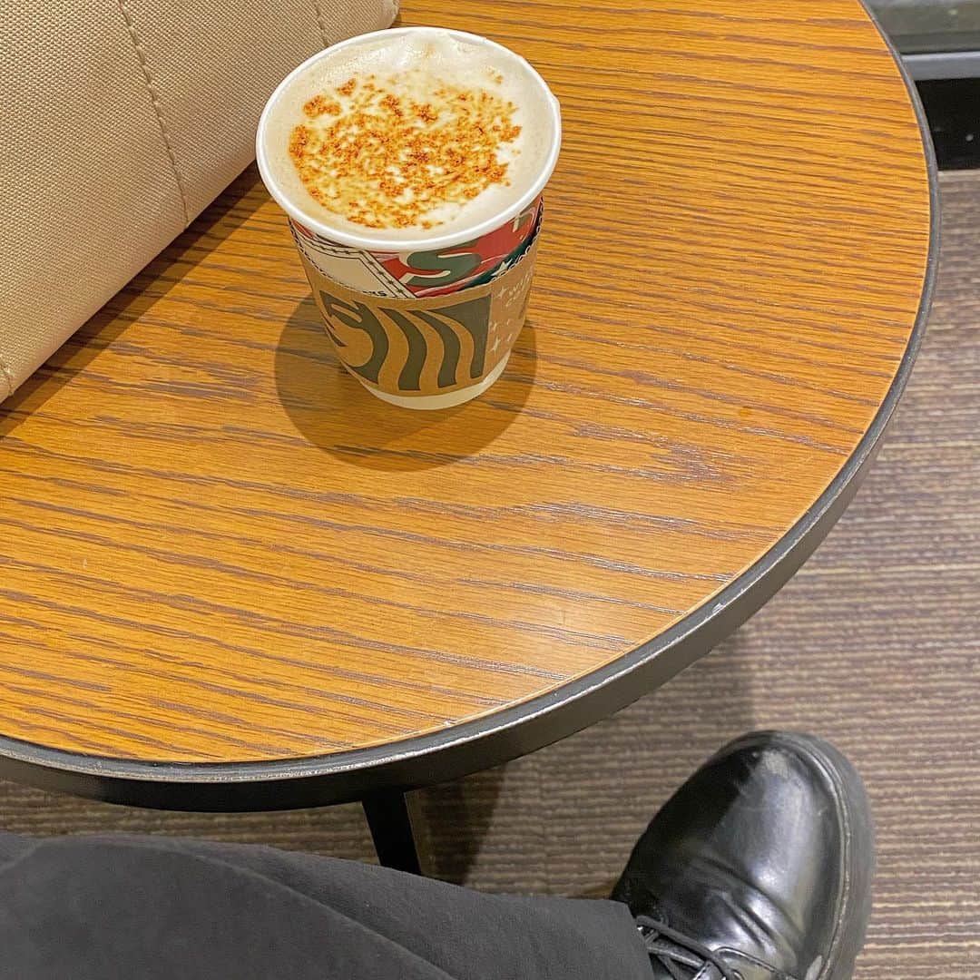 のインスタグラム：「. いつか載せようと思ってたクリームブリュレラテ🍮 終わったばっかりやけどもう復活してほし〜」