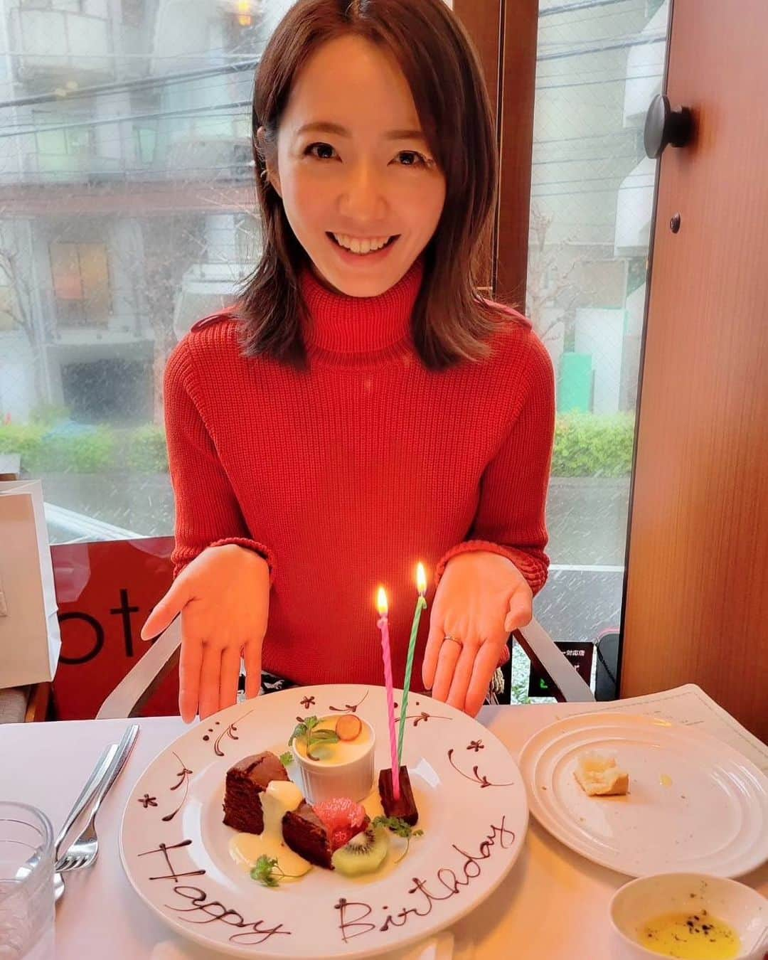 内田嶺衣奈さんのインスタグラム写真 - (内田嶺衣奈Instagram)「1月6日に32歳になりました♡  今年も大人の階段をまたひとつ👣👶  あたたかいメッセージをくださった皆さまに心より感謝申し上げます🥺🙏✨  32歳は、しっかり具体的な目標を立てようと決めました。 現在、熟考中です！笑  ふわっとした目標としましては 周りの人を大切に愛をもって しんどいことはうまく笑い飛ばし 心豊かに 根はタフに 人間力を磨いていけるように🧽 1日1日生きていきたいなぁと思います。  どんな1年になるのかなぁ✨ 32歳もどうぞ宜しくお願いします🌸  #1月6日 #32 #まだ新鮮な響き #母がお祝いしてくれた時の写真です😊💓 #嬉しそう」1月8日 12時44分 - reina.uchida