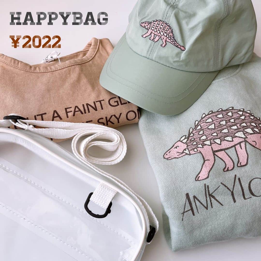 子供服CHIMOMEのインスタグラム：「➤➤ Infomation . 昨日より売出しがスタートしたHAPPYBAG♡ ネット販売についてのお問合せを沢山いただいております . 事前にご紹介したセットは店頭販売優先分となり 13日まで、おおたかの森駅こかげテラス内Mikkeにて販売いたします 在庫分は14日からネット販売予定です！ . . そしてあらたにネットショップ用に いくつかHAPPYBAGをご用意することになりました！ 売出しは明日夜21時。 セット内容は本日からアップしていきますよ！ . こちらも同じセットはふたつとない1点モノばかり 気になる方はお早めにチェックしてくださいね☺︎ . . ➤ CHIMOME ➤ https://Chimome.com . .」