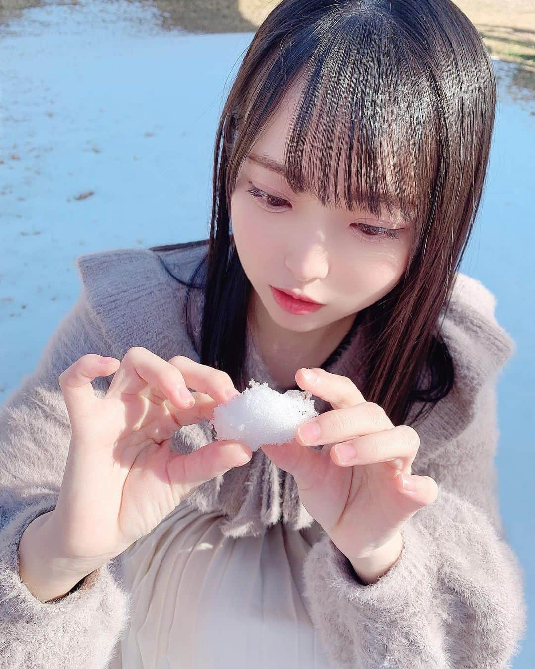 竹本くるみのインスタグラム：「雪遊びしました❄️❄️  めっちゃヒートテック見えてます ごめんなさい🥶」