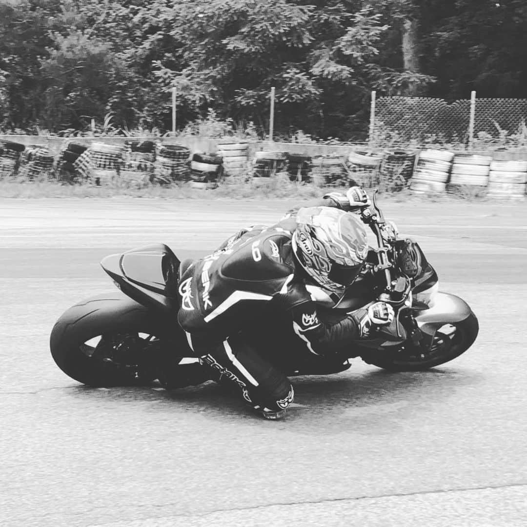 berikさんのインスタグラム写真 - (berikInstagram)「BERIK user #berik #italy #racingsuit #circuit #bike #suzuki #gsxs #gsxs1000 #gsxs750 #arai  #ベリック #レーシングスーツ #サーキット #バイク #スズキ #アライ」1月8日 13時14分 - berik__official