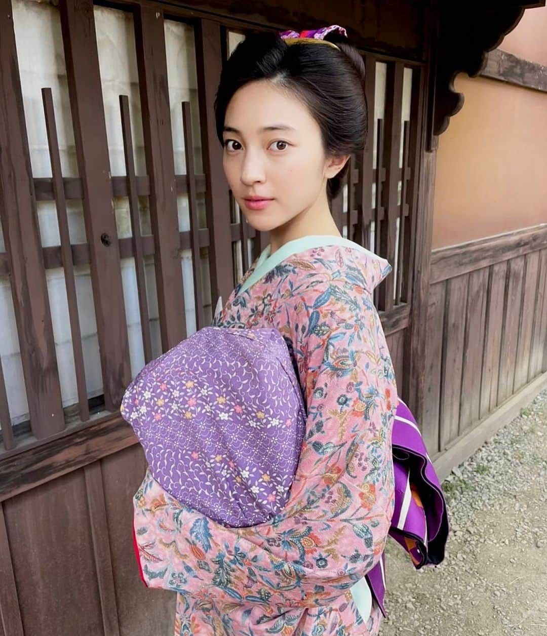 久保田紗友さんのインスタグラム写真 - (久保田紗友Instagram)「いよいよ本日夜9時から NHKドラマ「わげもん~長崎通訳異聞~」 放送がスタート致します。 幕末の長崎を、素敵な方々と生きられることができて 嬉しかったです。いろんな方面で学び多き現場でした。 最後までしっかりと見届けて下さると嬉しいです よろしくお願いします」1月8日 13時09分 - kubotasayu