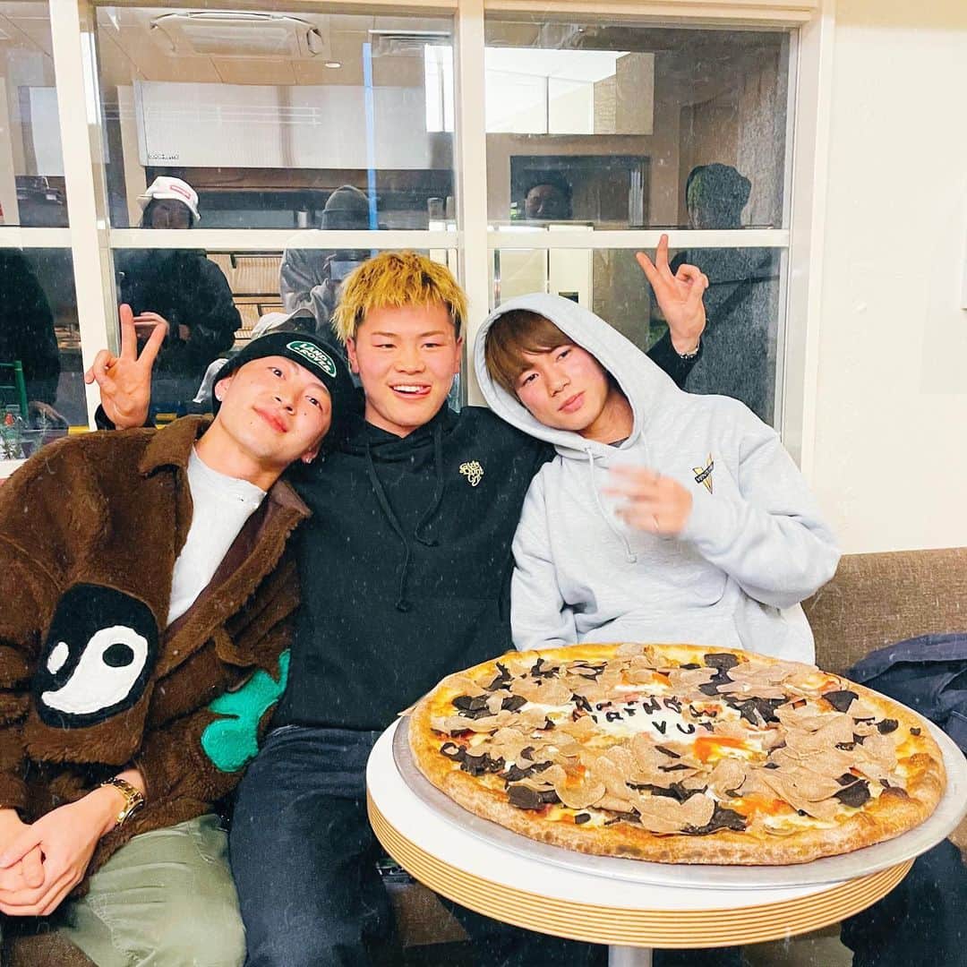 那須川天心のインスタグラム：「REOくん 誕生日おめでとうっす🐬🐬🐬いつも楽しいっす😚😚😚」