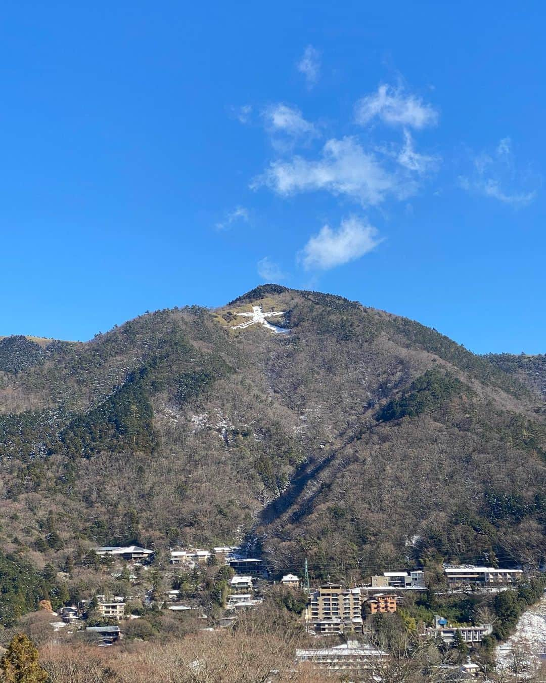 天翠茶寮さんのインスタグラム写真 - (天翠茶寮Instagram)「4階客室からの景色、雪が積もった大文字です！  雪の次の日、条件が揃えば見れる特別な景色です❄️  #天翠茶寮#箱根#強羅#強羅温泉#箱根温泉」1月8日 13時20分 - tensui_saryo