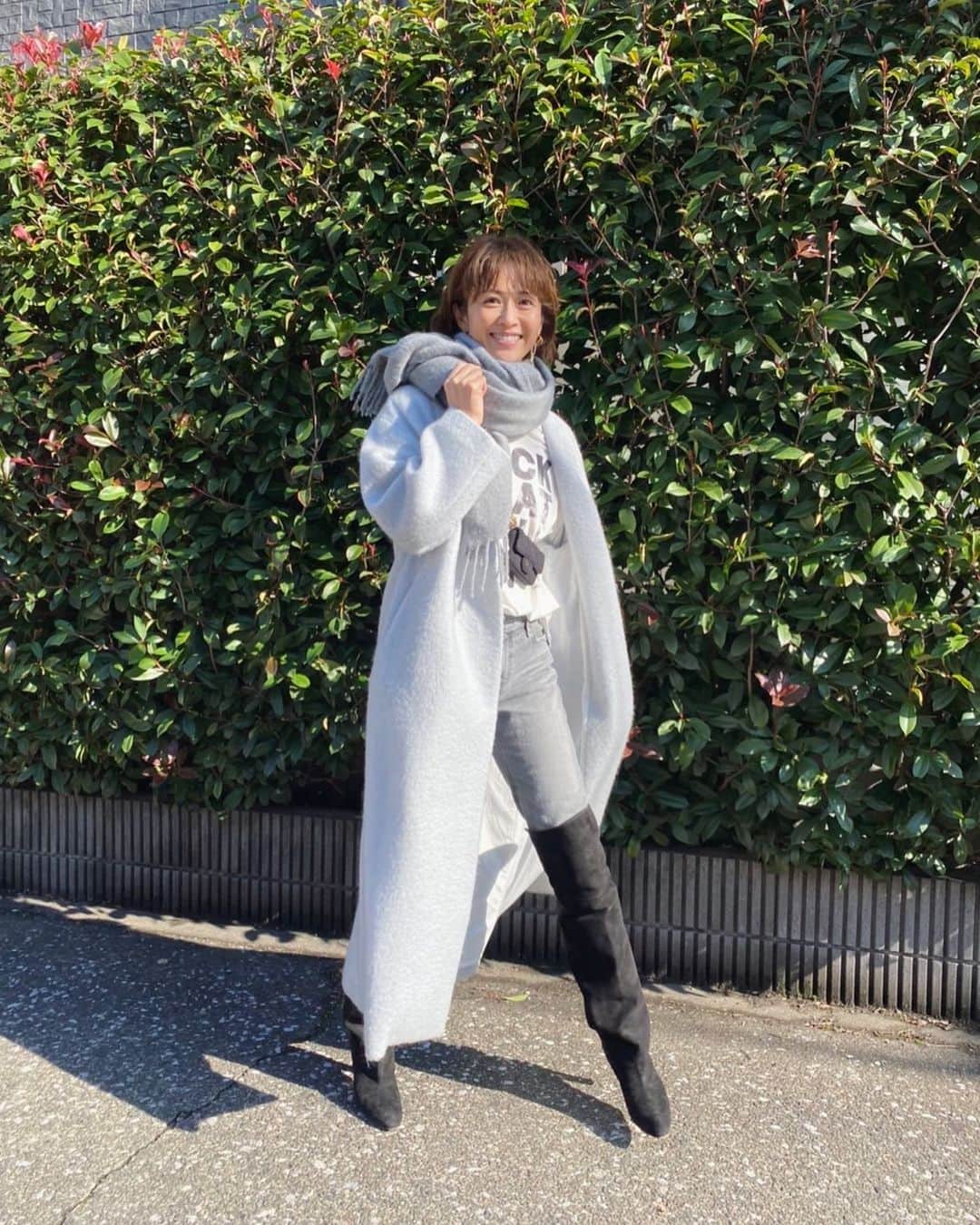 畑野ひろ子のインスタグラム：「本日、1/8(土)夜10:00～ 「マツコ会議新春拡大版SP」に @keita.suzuki.official が出演しますが、私も少しお邪魔しました😅 マツコさんの腸内の結果も気になります😆 お時間ある方、是非ご覧ください🙇‍♀️ @aub_aubofficial   コート→@third_magazine ロゴTシャツ→@flavor__tee ストールとデニムパンツ→@upperhights」